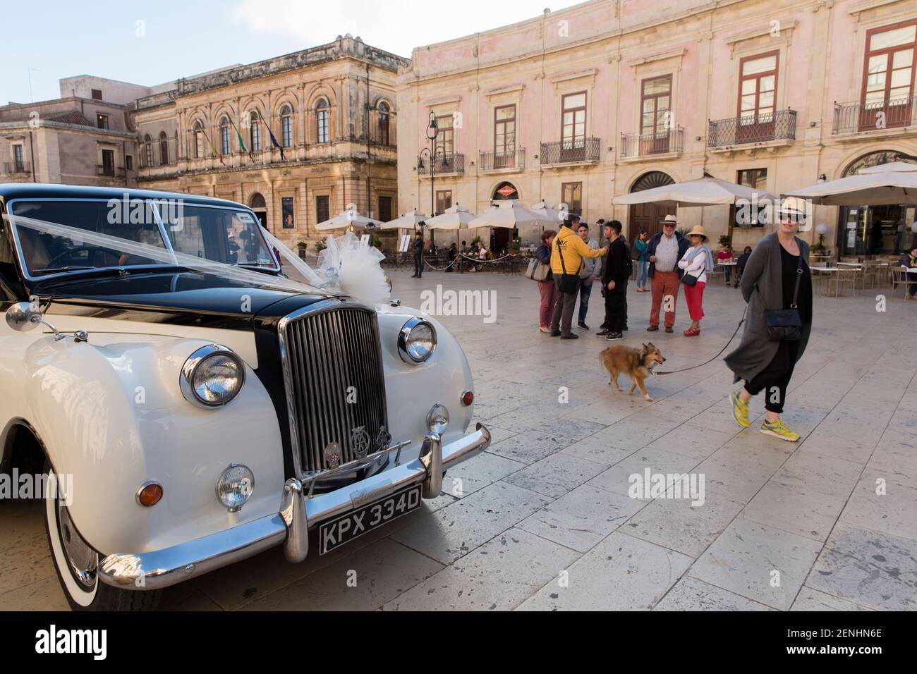 Limousine wartet auf der Piazza del Duomo für eine Hochzeitsfeier Stockfoto