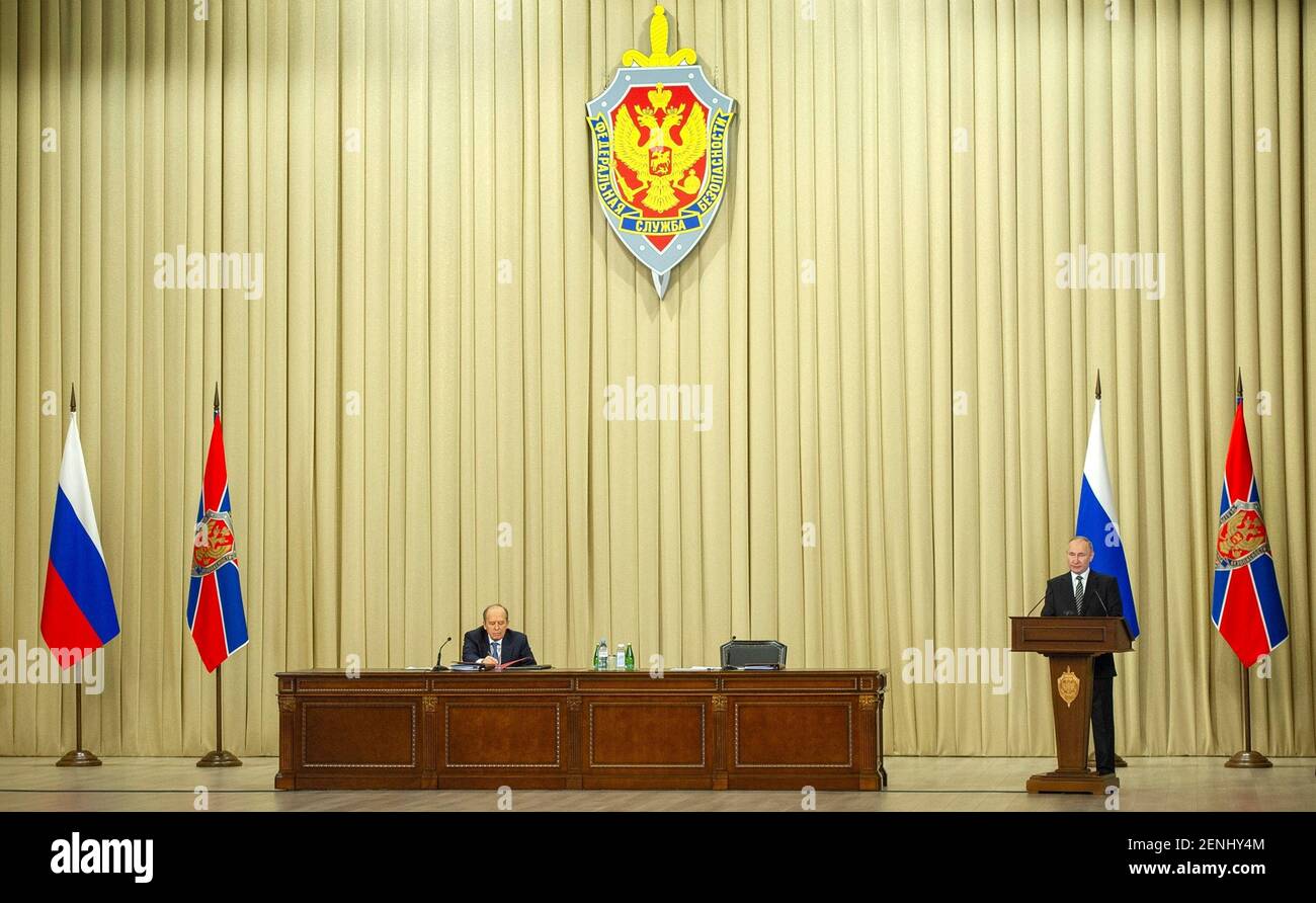 Der russische Präsident Wladimir Putin spricht am 24. Februar 2021 in Moskau, Russland, bei einer Sitzung des Föderalen Sicherheitsdienstes im Kreml. Direktor des FSB Alexander Bortnikov schaut zu. Stockfoto