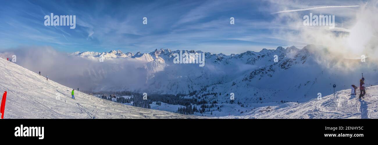 Panoramafoto der Allgäuer Hochalpen im Winter aufgenommen Vom Skigebiet Kanzelwand mit blauem kimmel und Sonnenschein Ab dem Winter 2013 Stockfoto