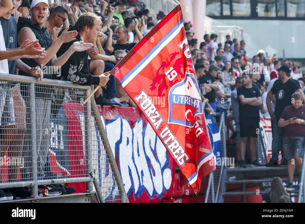 UTRECHT, FC Utrecht - VVV Venlo, 25-08-2019, Fußball, Niederländische Eredivisie, Saison 2019-2020, Stadium de Galgenwaard, FC Utrecht Supporter (L) mit Flagge während des Spiels Utrecht - VVV. (Foto von Pro Shots/Sipa USA) Stockfoto