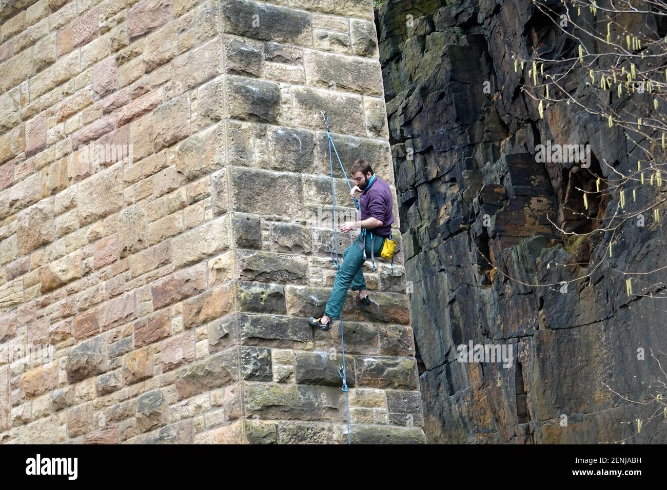 Klettern am Torrs in New Mills, Derbyshire. Stockfoto