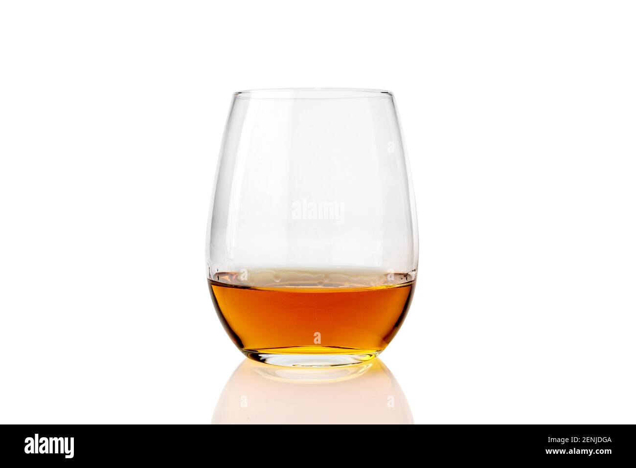 Glas Whiskey oder Whisky oder american Kentucky Bourbon mit Spiegelung im Flugzeug. Isoliert auf Weiß Stockfoto