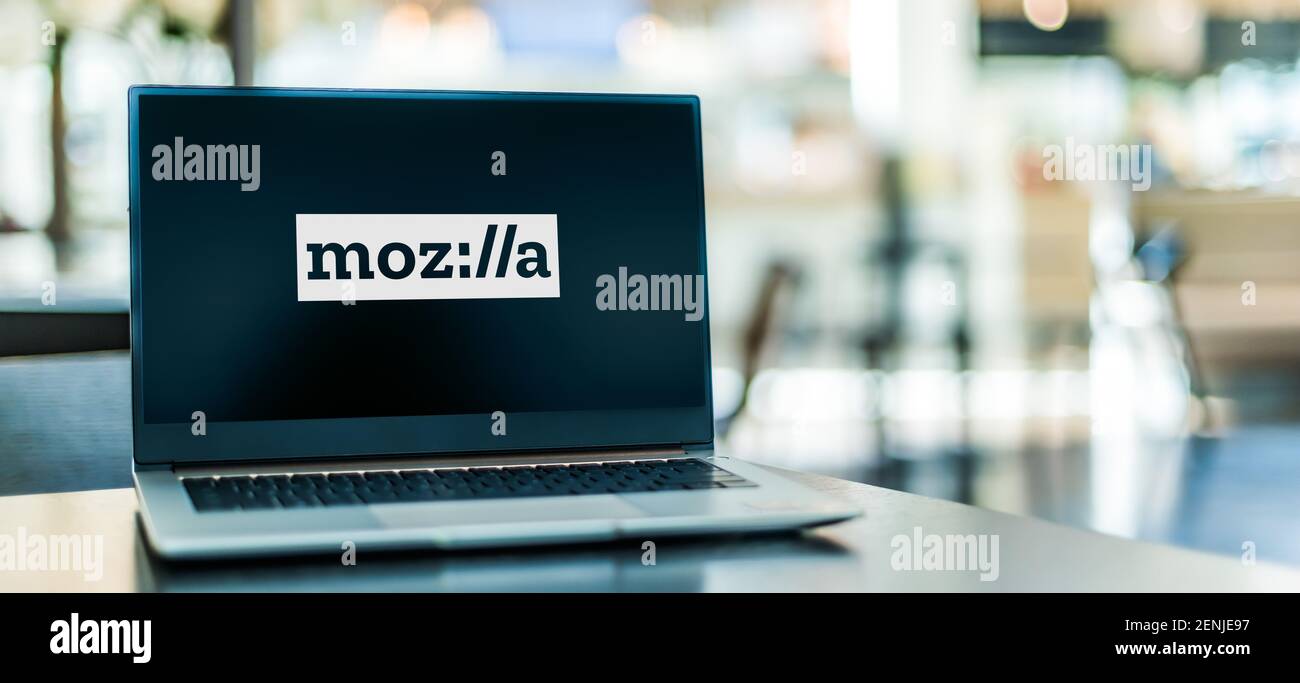 POZNAN, POL - 6. JAN 2021: Laptop-Computer mit Logo von Mozilla, einer 1998 von Mitgliedern von Netscape gegründeten freien Software-Gemeinschaft Stockfoto