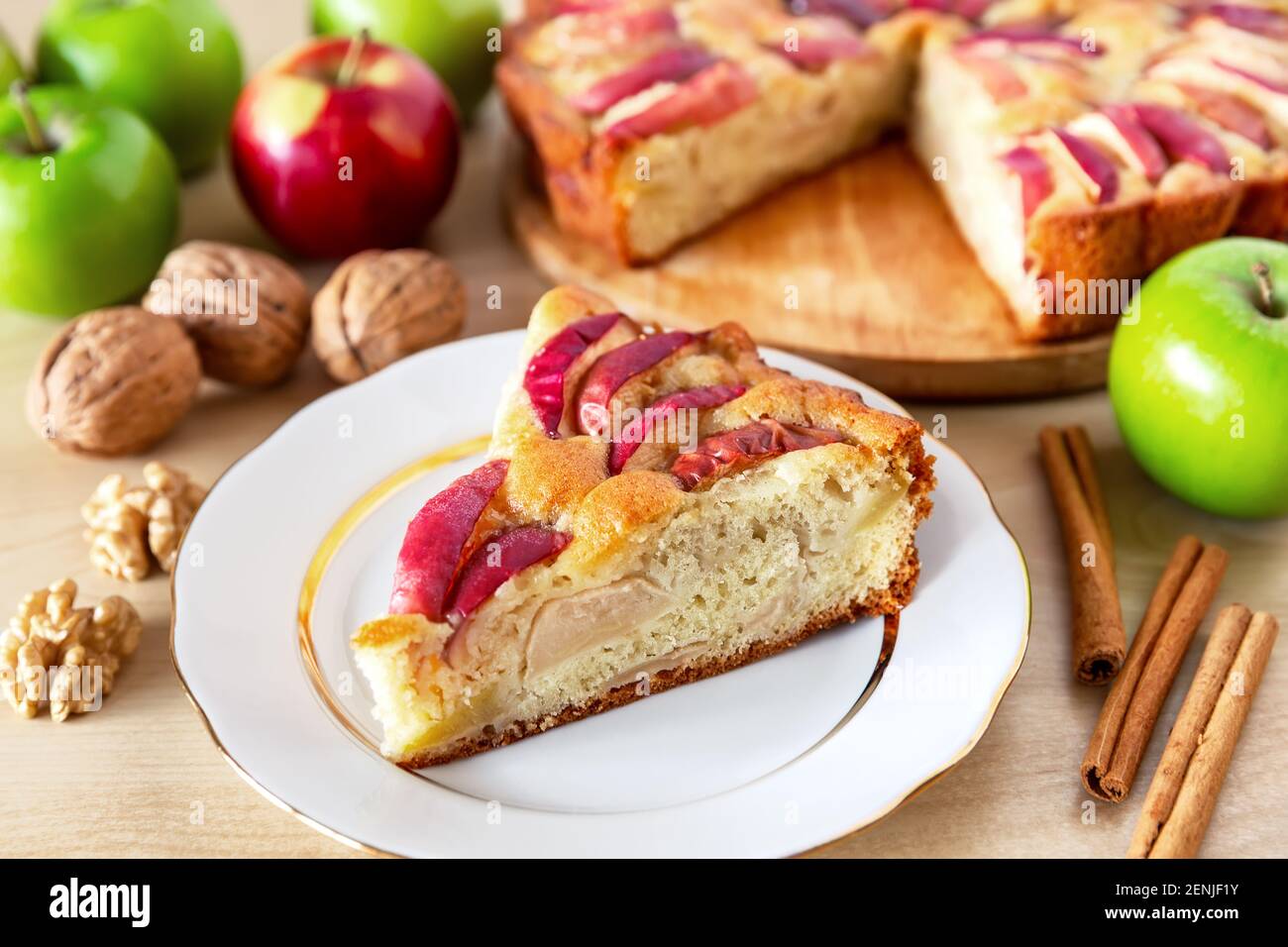 Stück von einem leckeren Apfelkuchen auf einem weißen Teller, Herbstbackkonzept. Hausgemachte Bio-Apfelkuchen Dessert bereit zu essen. Stockfoto