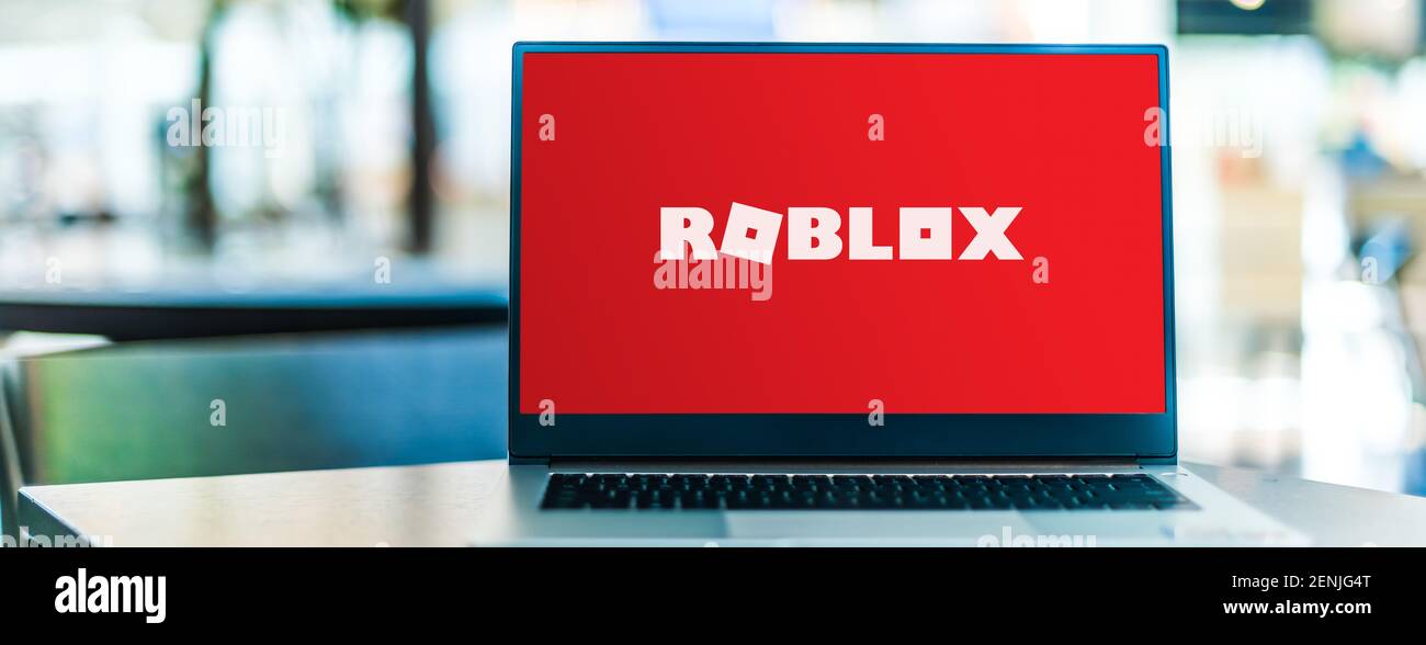 POZNAN, POL - JAN 6, 2021: Laptop-Computer mit Logo von Roblox, eine Online-Spielplattform und Spiel-Erstellungssystem, das Benutzern erlaubt, ga zu programmieren Stockfoto