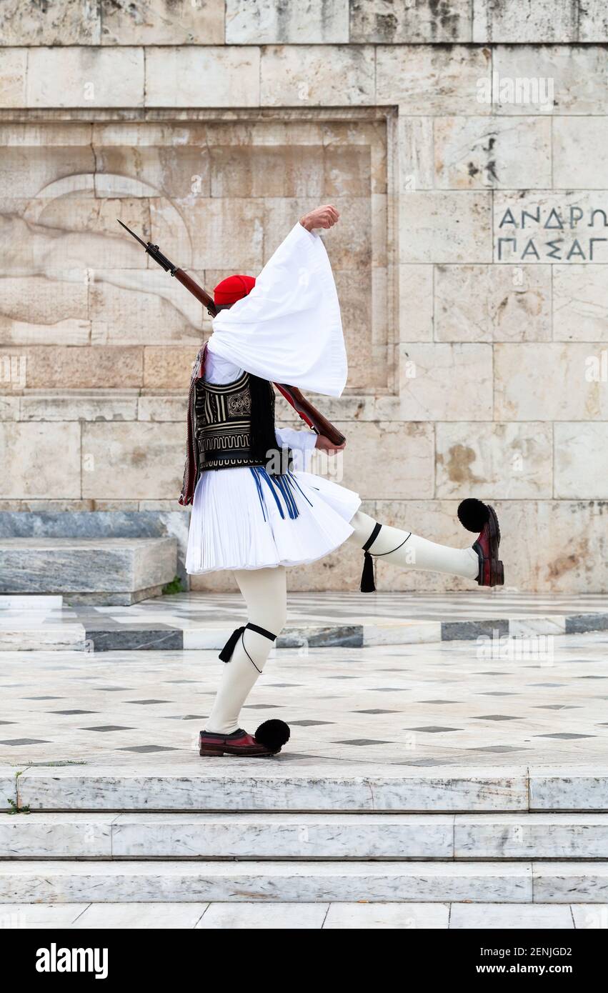 Evzones bewachen das Grab des unbekannten Soldaten in Athen, Griechenland. Griechischer Soldat Evzones in traditionellen Uniformen gekleidet, bezieht sich auf die Mitglieder der Th Stockfoto