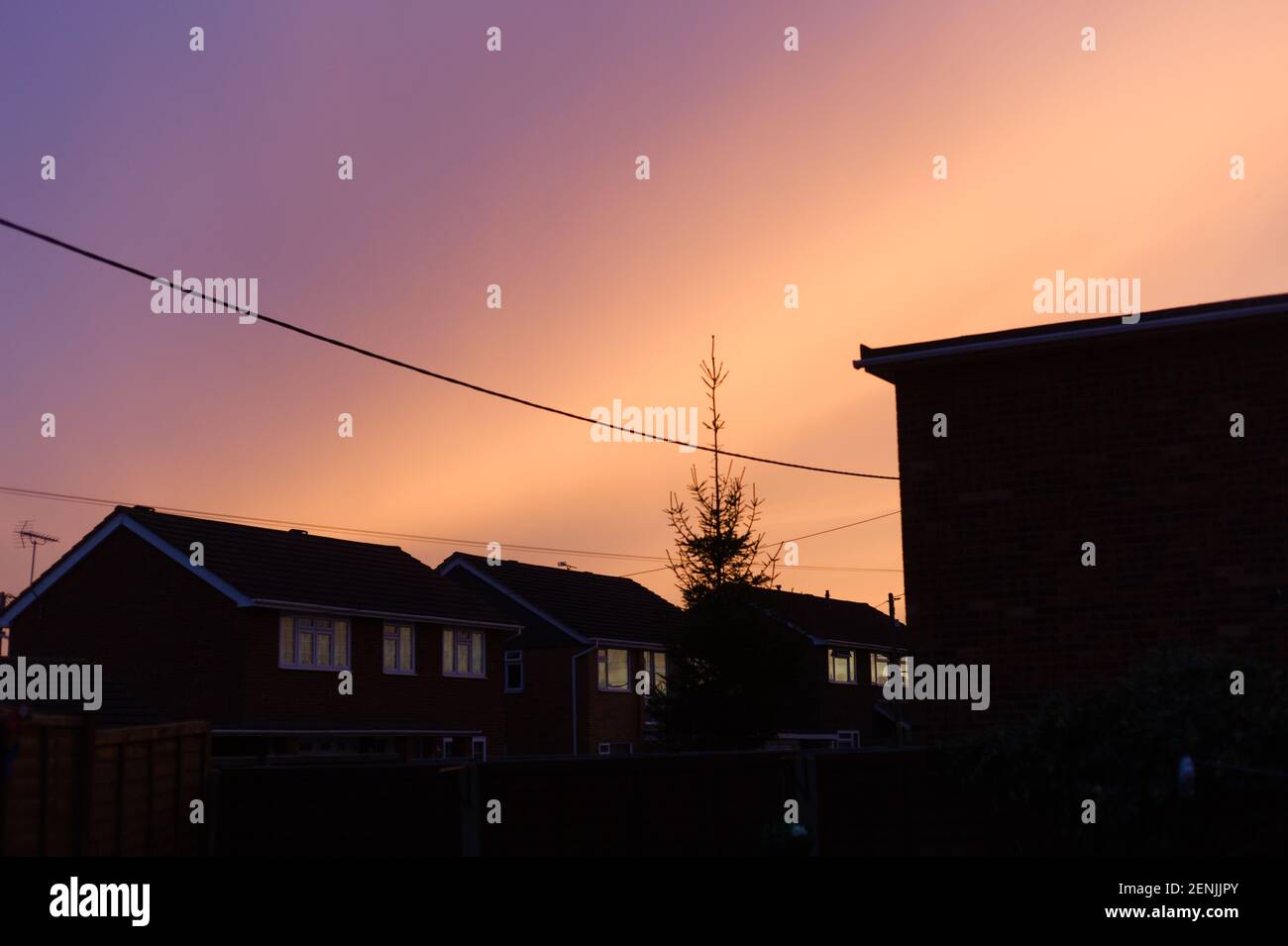 Sonnenuntergang über Vorstadthäusern und Dächern Stockfoto
