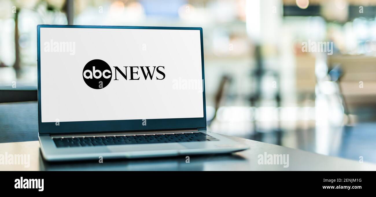 POZNAN, POL - JAN 6, 2021: Laptop-Computer mit Logo von ABC News, der Nachrichtenabteilung der Walt Disney Television's American Broadcasting Company (A Stockfoto