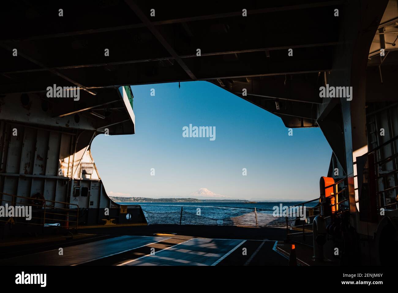 Der ferne Blick auf Mount Rainier von der Rückseite der Seattle Ferry an einem klaren, sonnigen Tag. Stockfoto