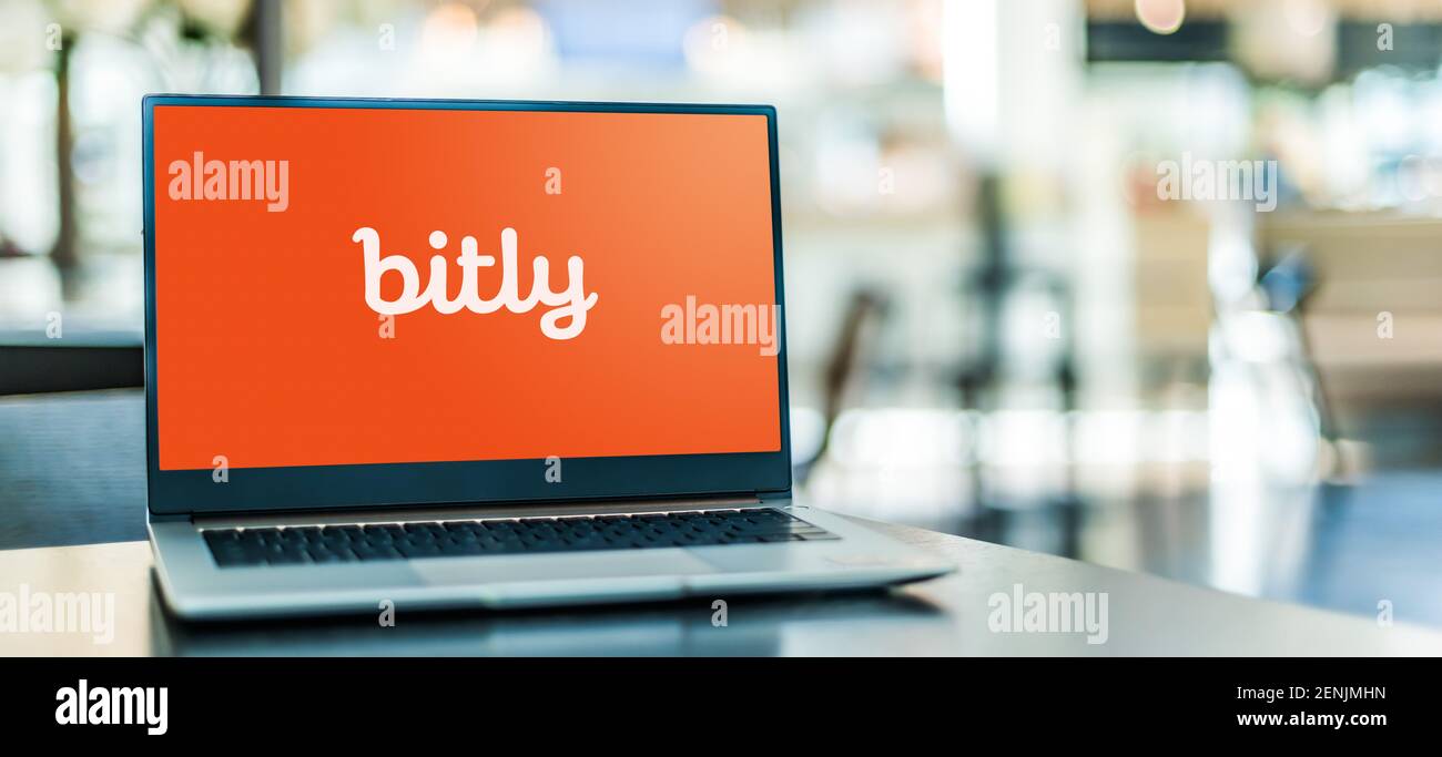 POZNAN, POL - JAN 6, 2021: Laptop-Computer mit Logo von Bitly, einem URL-Kürzungs-Service und einer Link-Management-Plattform Stockfoto