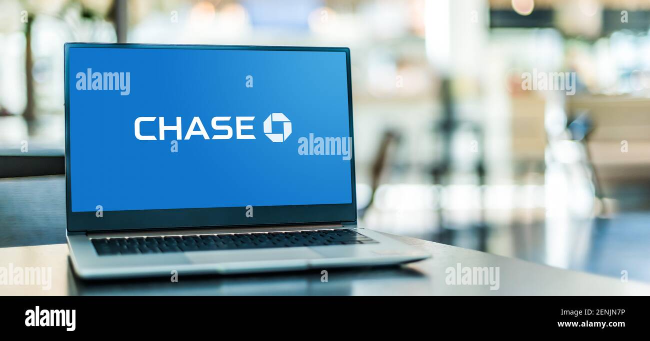 POZNAN, POL - 6. JAN 2021: Laptop-Computer mit Logo der Chase Bank, einer nationalen Bank mit Sitz in Manhattan, New York City Stockfoto