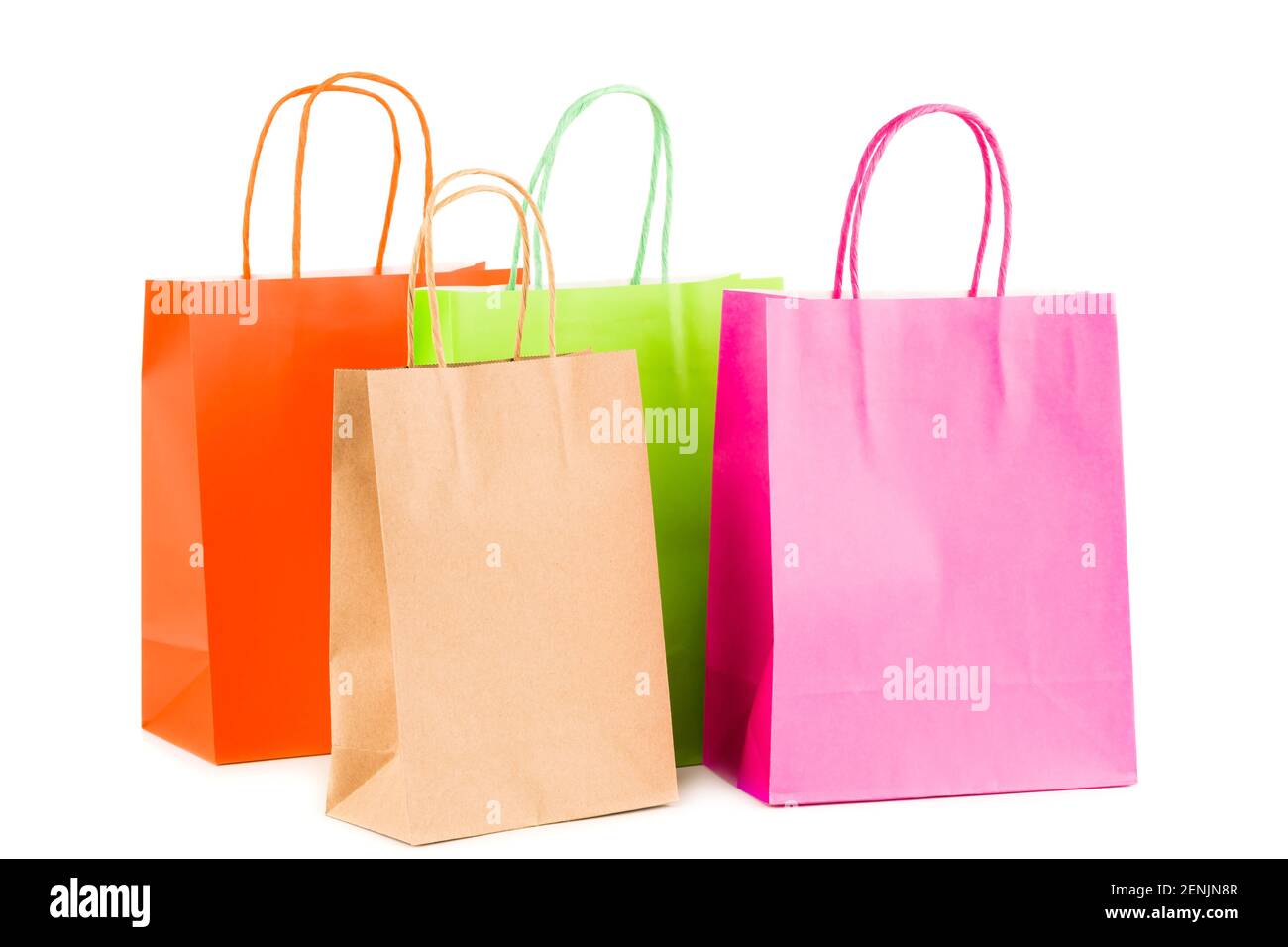 Farbiges Papier-Einkaufstüten isoliert auf weißem Hintergrund. Stockfoto