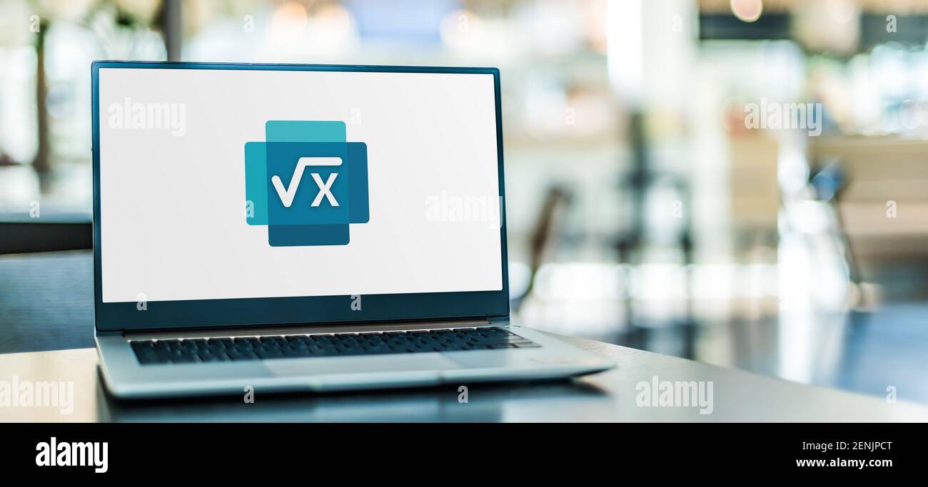 POZNAN, POL - JAN 6, 2021: Laptop-Computer mit dem Logo von Microsoft Math, einem frei herunterladbaren Bildungsprogramm für mobile Plattformen Stockfoto