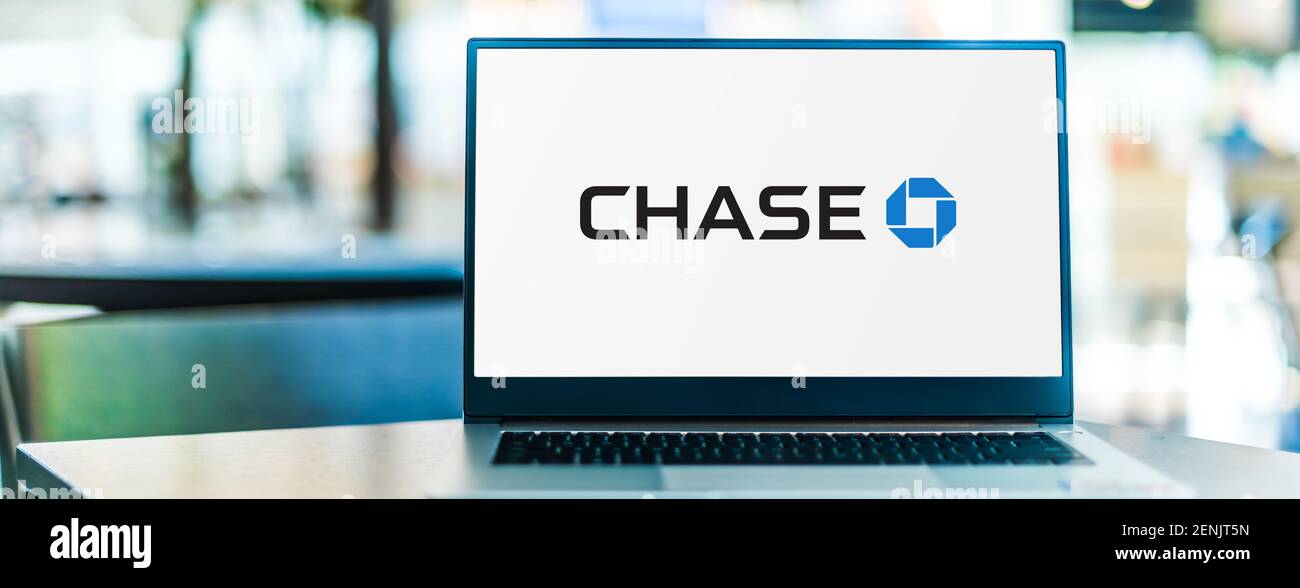POZNAN, POL - 6. JAN 2021: Laptop-Computer mit Logo der Chase Bank, einer nationalen Bank mit Sitz in Manhattan, New York City Stockfoto