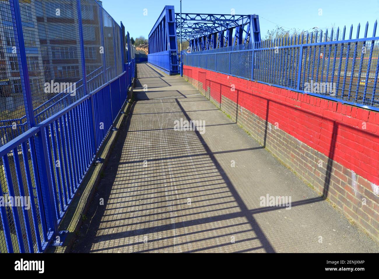 Maidstone, Kent, Großbritannien. Fußweg entlang der hohen Eisenbahnbrücke über den Fluss Medway Stockfoto