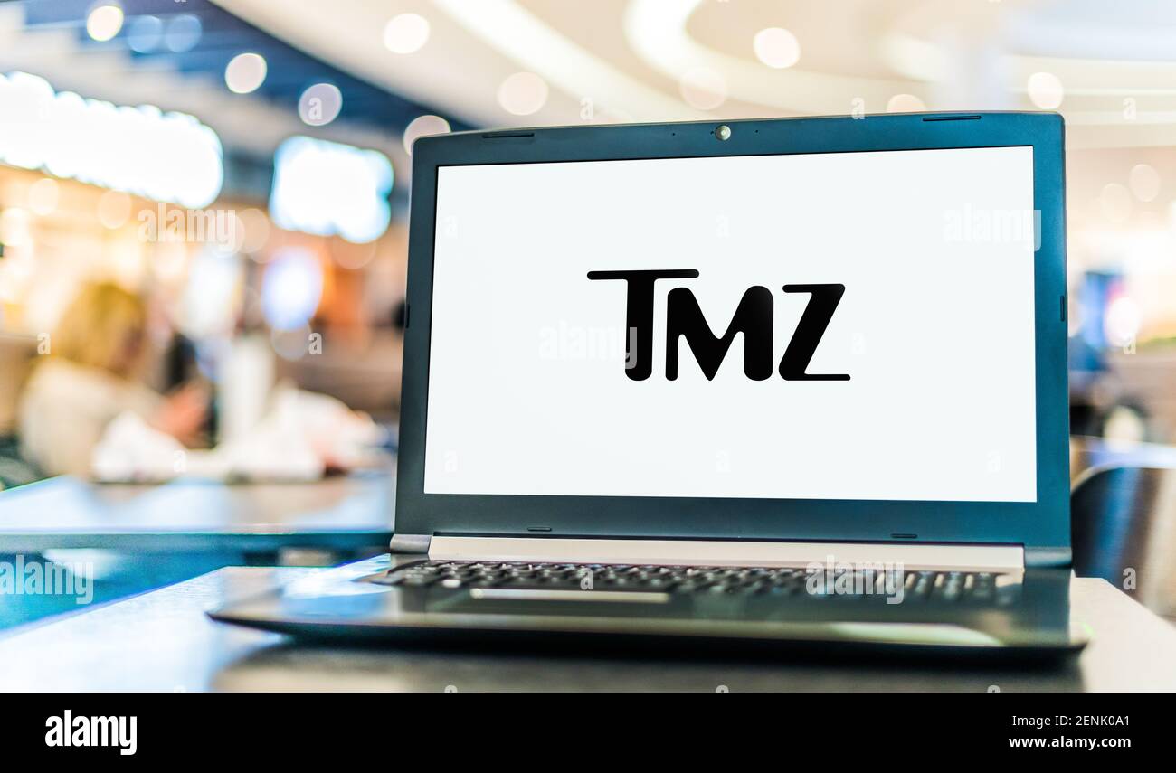 POZNAN, POL - 6. JAN 2021: Laptop-Computer mit Logo von TMZ, einer Online-Zeitung für Boulevardjournalismus Stockfoto