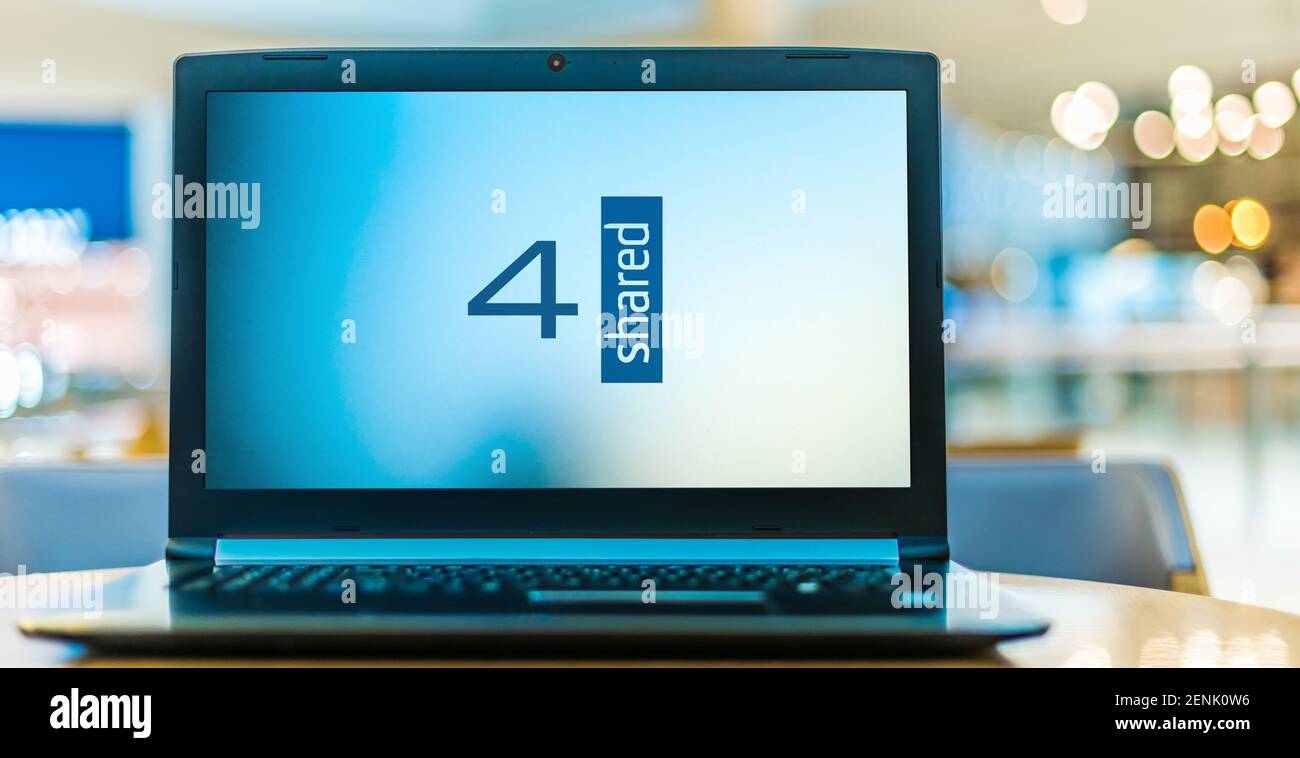 POZNAN, POL - 6. JANUAR 2021: Laptop-Computer mit Logo von 4shared, einer Dateifreigabe-Website Stockfoto
