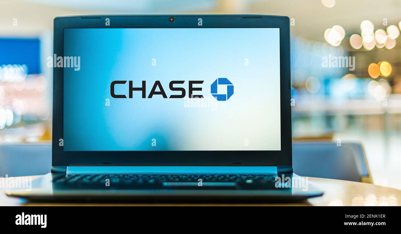 POZNAN, POL - 6. JAN 2021: Laptop-Computer mit Logo der Chase Bank, einer nationalen Bank mit Sitz in Manhattan, New York City Stockfoto