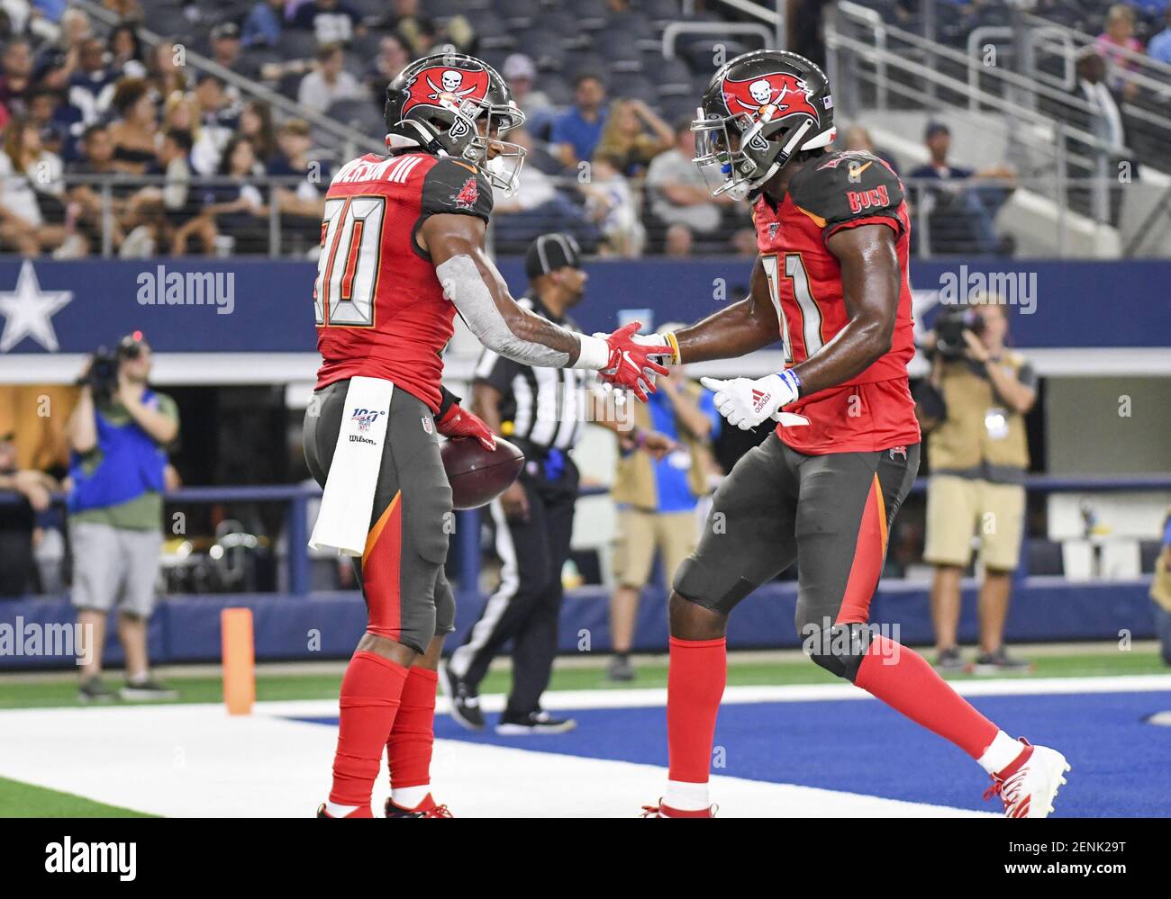 Aug 29, 2019: Tampa Bay Buccaneers läuft zurück Bruce Anderson #30 (links) feiert Scoring einen Touchdown im dritten Quartal mit Teamkollege Tampa Bay Buccaneers breiten Empfänger Anthony Johnson #81 während eines NFL Vorsaison Spiel zwischen den Tampa Bay Buccaneers und den Dallas Cowboys im AT&T Stadium in Arlington, TX Tampa Bay besiegte Dallas 17-15 Albert Pena/(Foto von Albert Pena/CSM/Sipa USA) Stockfoto