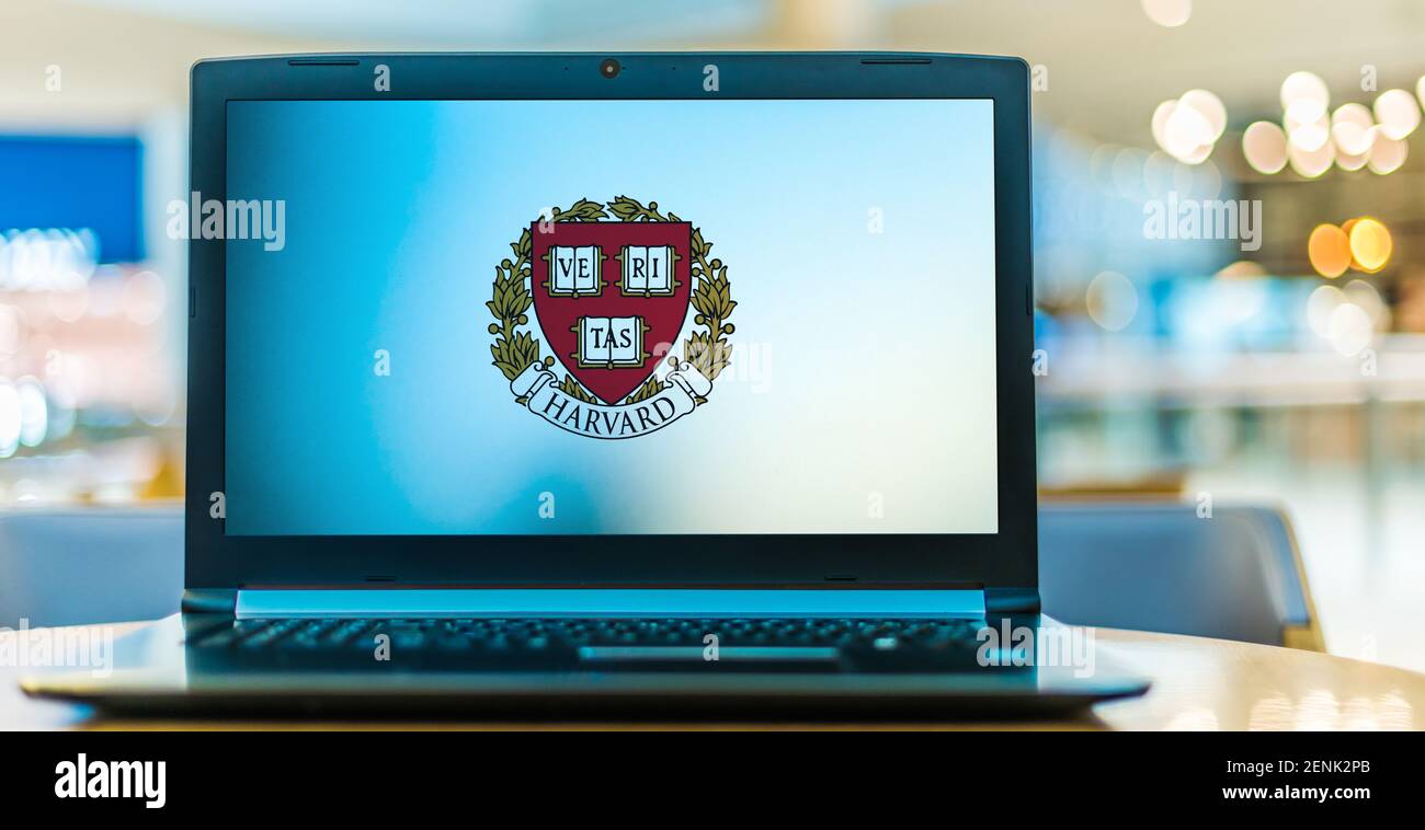 POZNAN, POL - 6. JANUAR 2021: Laptop-Computer mit Logo der Harvard University, einer privaten Ivy League-Forschungsuniversität in Cambridge, Massachusetts Stockfoto