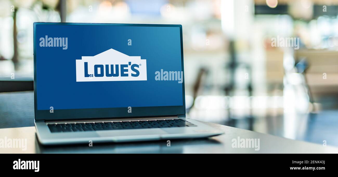 POZNAN, POL - JAN 6, 2021: Laptop-Computer mit Logo von Lowe's Companies, einem amerikanischen Einzelhandelsunternehmen, das sich auf Heimwerker spezialisiert hat Stockfoto