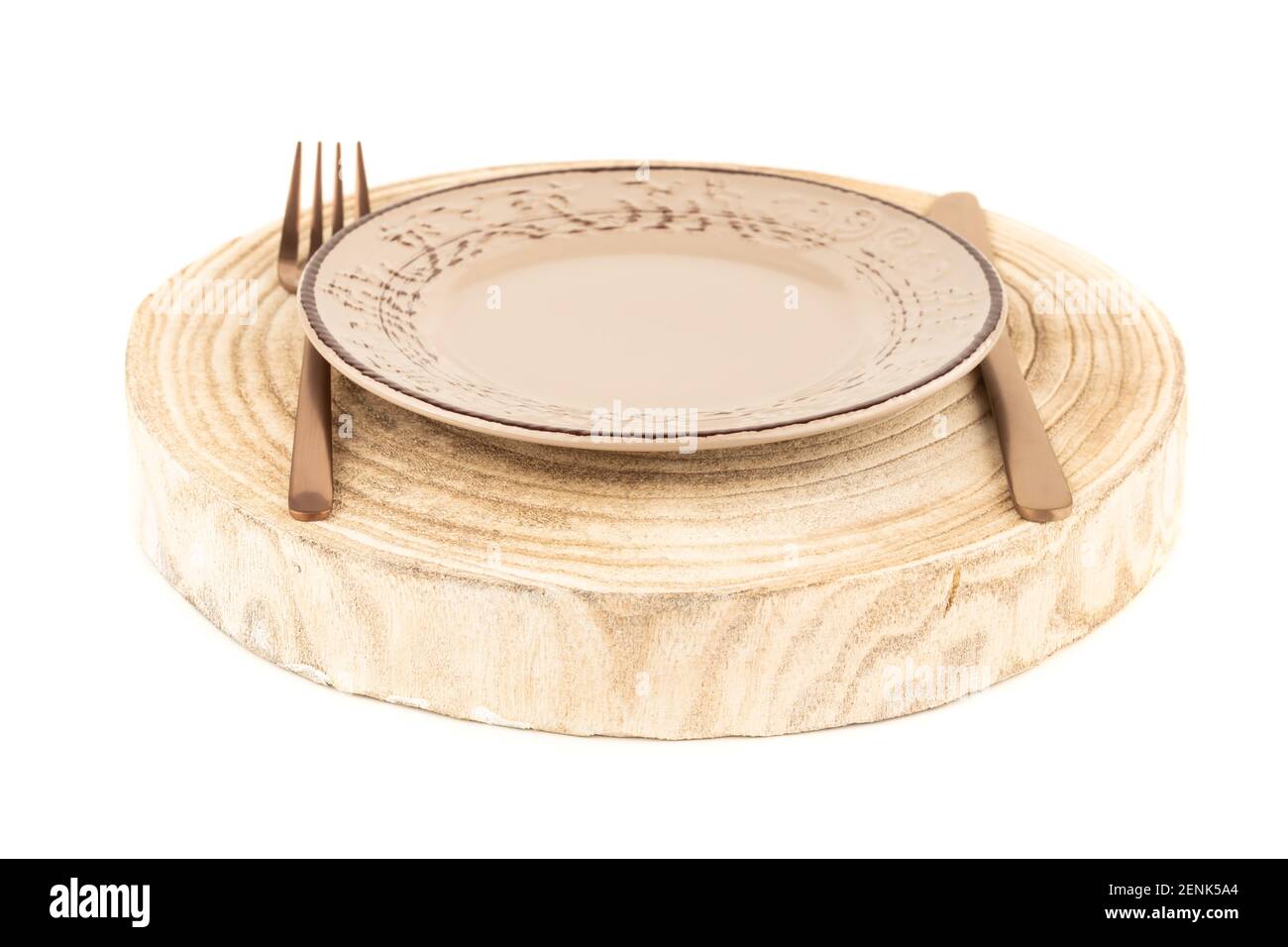 Braune Platte mit Messer und Gabel auf Holzbrett isoliert auf weißem Hintergrund. Stockfoto