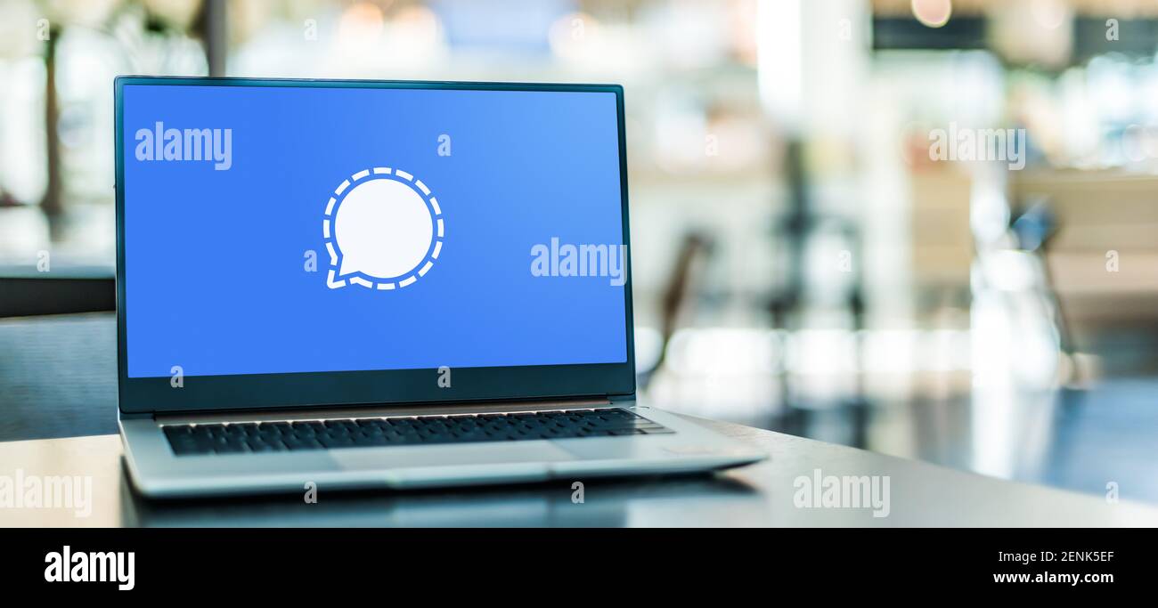 POZNAN, POL - JAN 6, 2021: Laptop-Computer mit dem Logo des Signals, einem plattformübergreifenden zentralisierten verschlüsselten Messaging-Dienst, der vom Signal entwickelt wurde Stockfoto