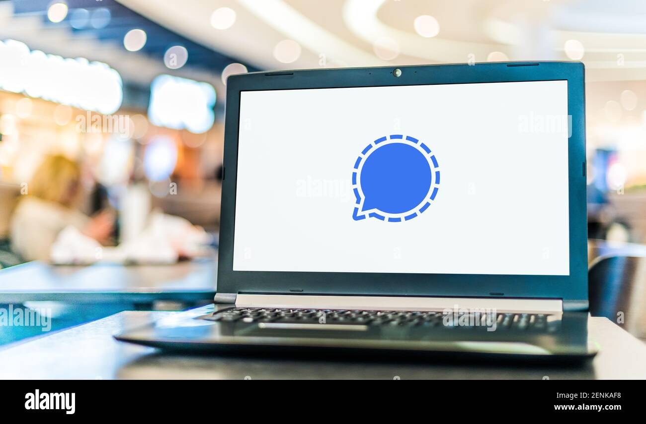 POZNAN, POL - JAN 6, 2021: Laptop-Computer mit dem Logo des Signals, einem plattformübergreifenden zentralisierten verschlüsselten Messaging-Dienst, der vom Signal entwickelt wurde Stockfoto