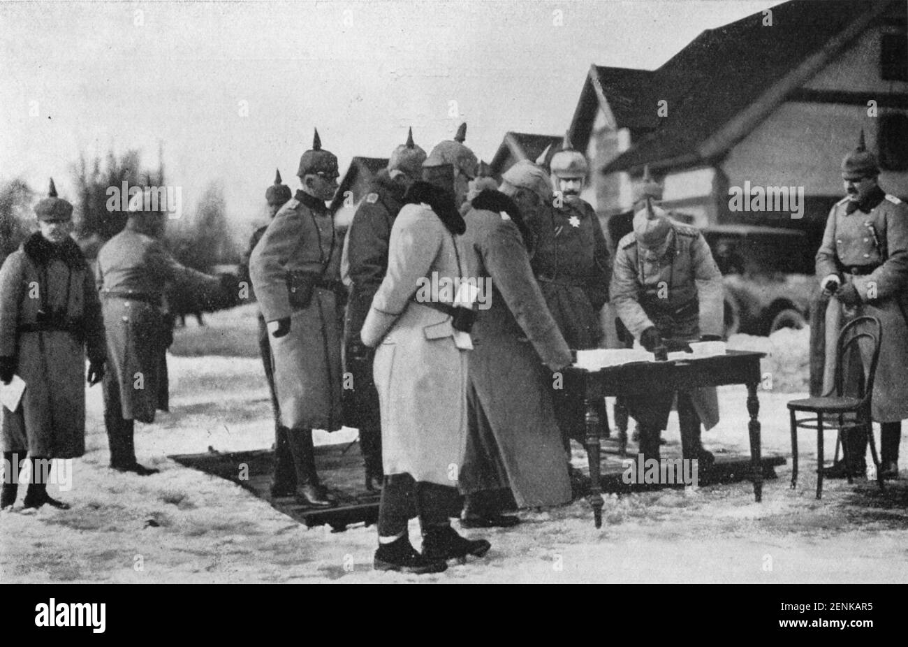 Ein Vintage-Foto des deutschen Kaiser Wilhelm II. In Militäruniform zur Strategiediskussion mit dem Generalstab der Armee an der Ostfront während des Ersten Weltkriegs um 1915. Stockfoto