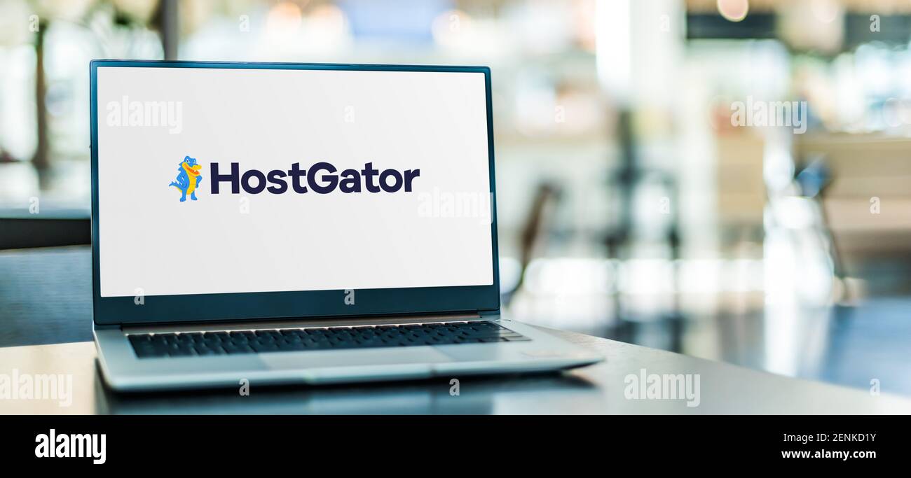 POZNAN, POL - 6. JAN 2021: Laptop-Computer mit Logo von HostGator, einem in Houston ansässigen Anbieter von Shared, Reseller, Virtual Private Server und EDD Stockfoto