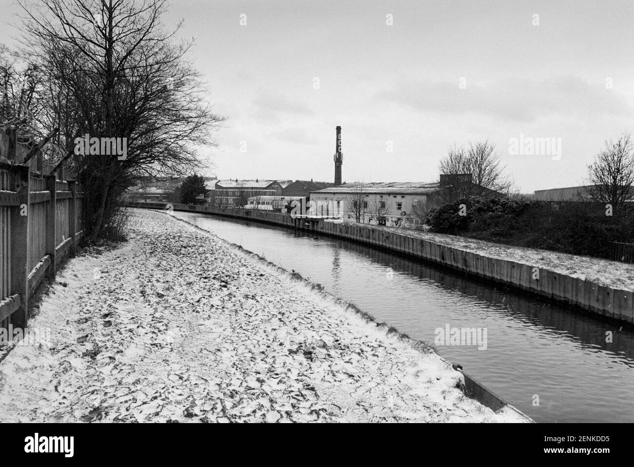 Der New River Path unter Schnee im Winter 2021, in der Nähe von Harringay Warehouse District, North London, Großbritannien Stockfoto