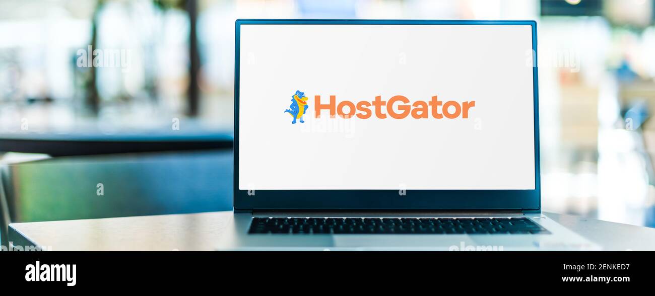POZNAN, POL - 6. JAN 2021: Laptop-Computer mit Logo von HostGator, einem in Houston ansässigen Anbieter von Shared, Reseller, Virtual Private Server und EDD Stockfoto