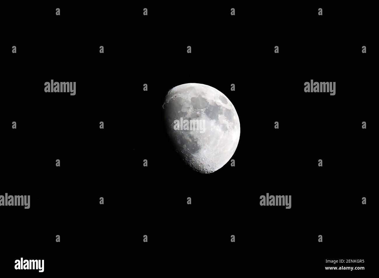 Der Mond ist ein Begleiter unseres Planeten. Stockfoto