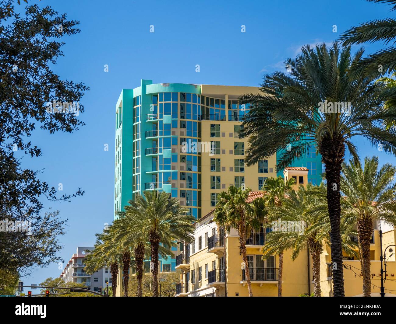 Farbenfrohe, tropisch aussehende Gebäude in der Innenstadt von St. Petersburg in Florida USA Stockfoto