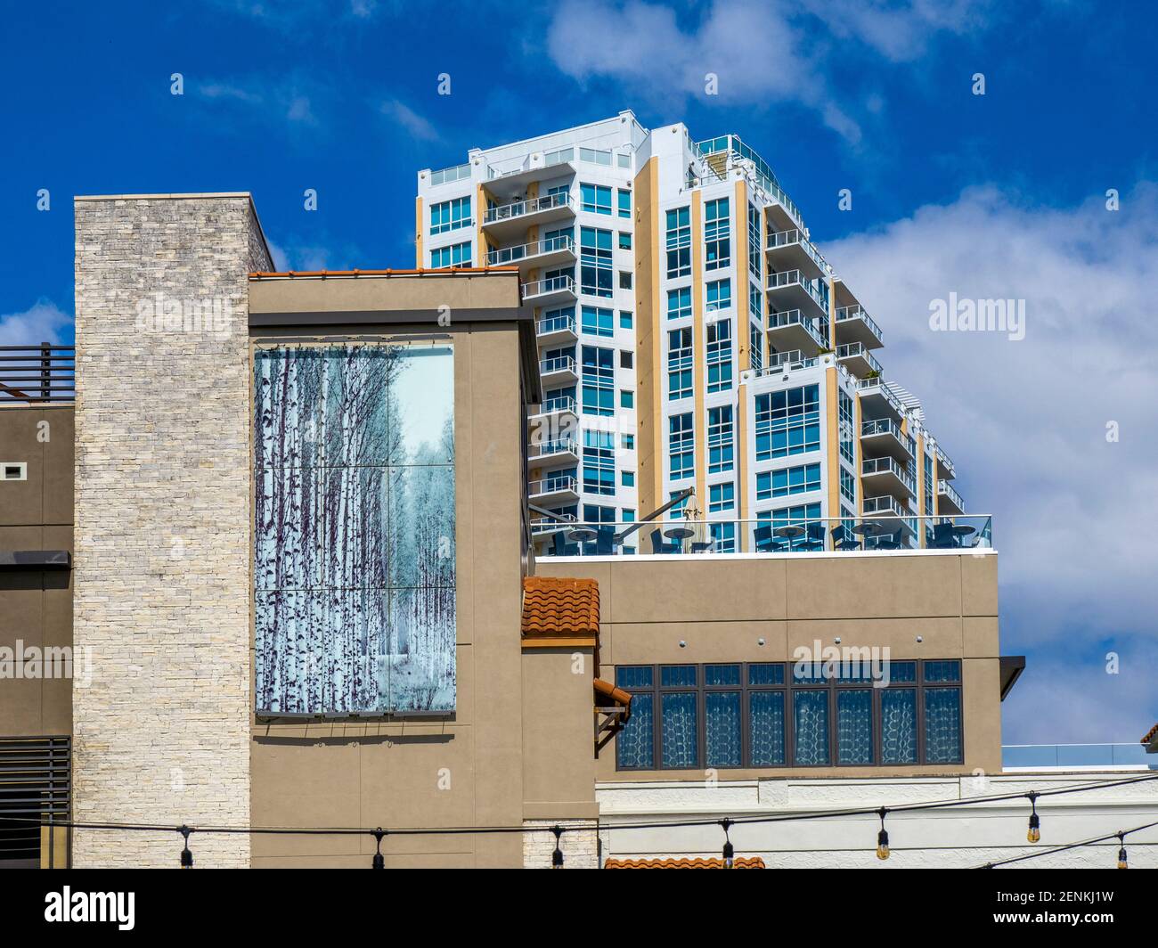 Farbenfrohe, tropisch aussehende Gebäude in der Innenstadt von St. Petersburg in Florida USA Stockfoto