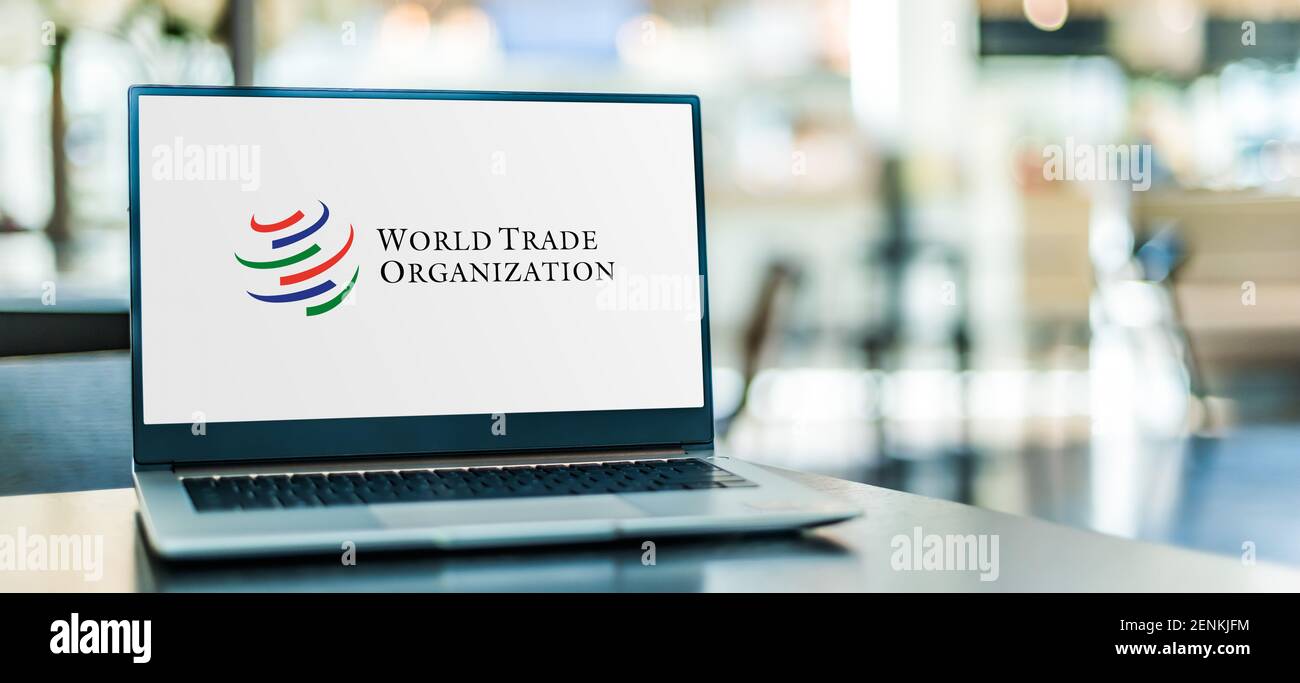 POZNAN, POL - 6. JAN 2021: Laptop-Computer mit Logo der WTO, einer zwischenstaatlichen Organisation, die sich mit der Regulierung von internat beschäftigt Stockfoto POZNAN, POL - 6. JAN 2021: Laptop-Computer mit Logo der WTO, einer zwischenstaatlichen Organisation, die sich mit der Regulierung von internat beschäftigt Stockfoto