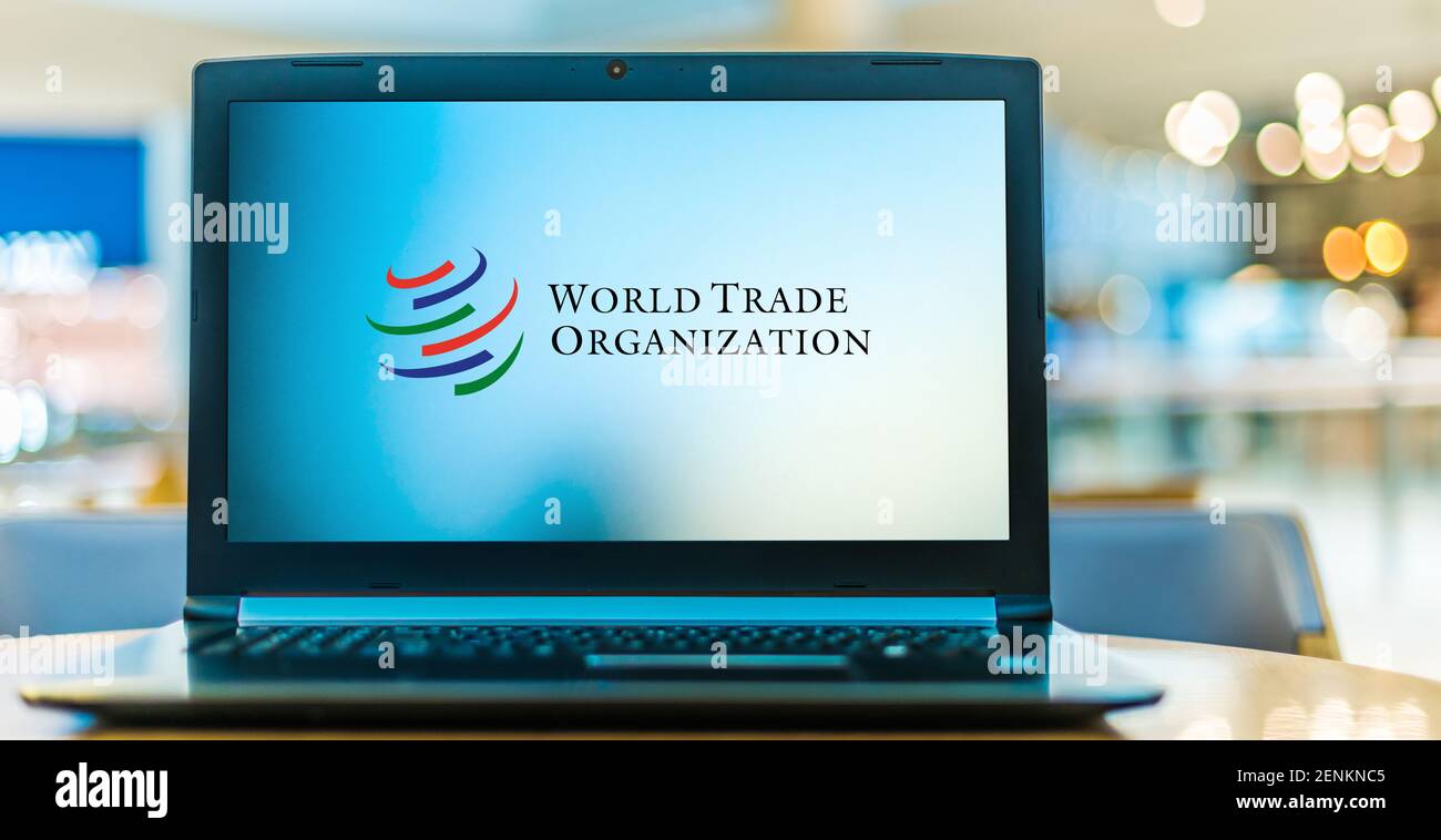 POZNAN, POL - 6. JAN 2021: Laptop-Computer mit Logo der WTO, einer zwischenstaatlichen Organisation, die sich mit der Regulierung von internat beschäftigt Stockfoto POZNAN, POL - 6. JAN 2021: Laptop-Computer mit Logo der WTO, einer zwischenstaatlichen Organisation, die sich mit der Regulierung von internat beschäftigt Stockfoto