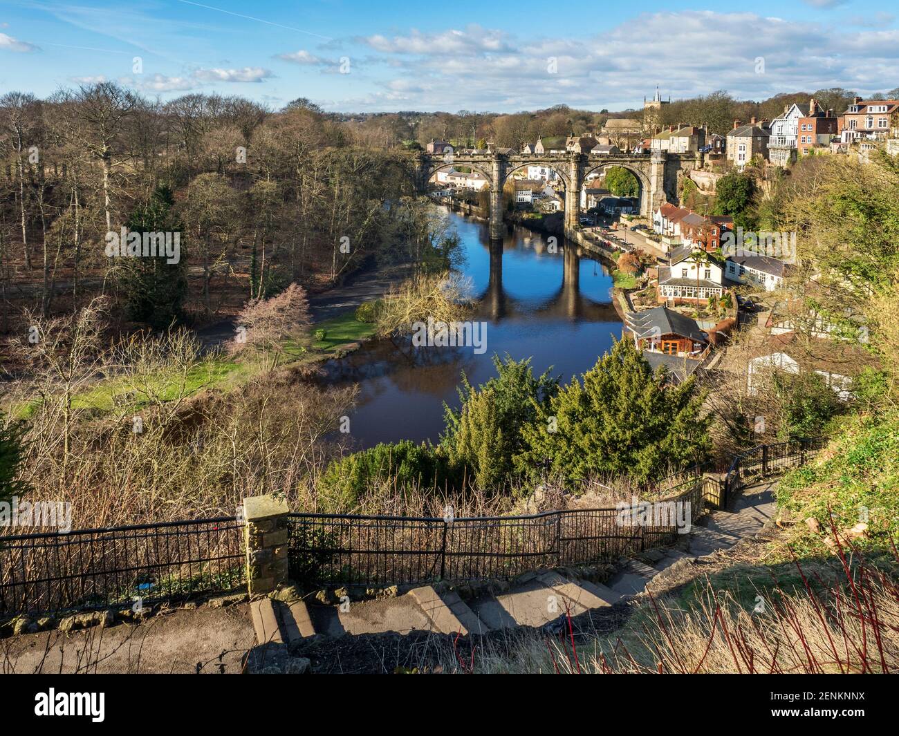 Stufen hinunter zum Waterside und dem Viadukt über den Fluss Nidd in Knaresborough North Yorkshire England Stockfoto