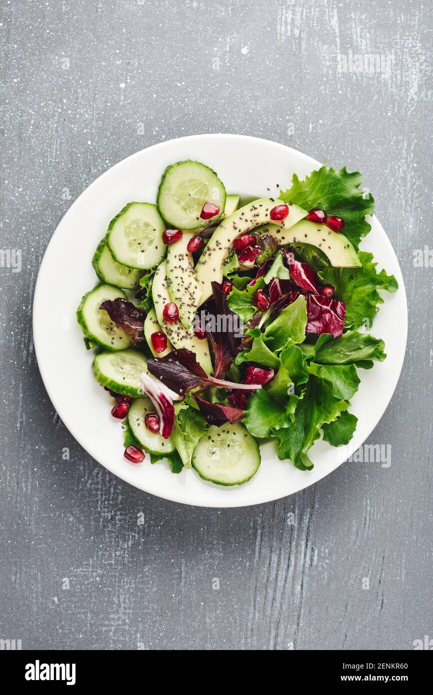 Grüner Salat mit Gurke, Avocado und Granatapfel. Stockfoto