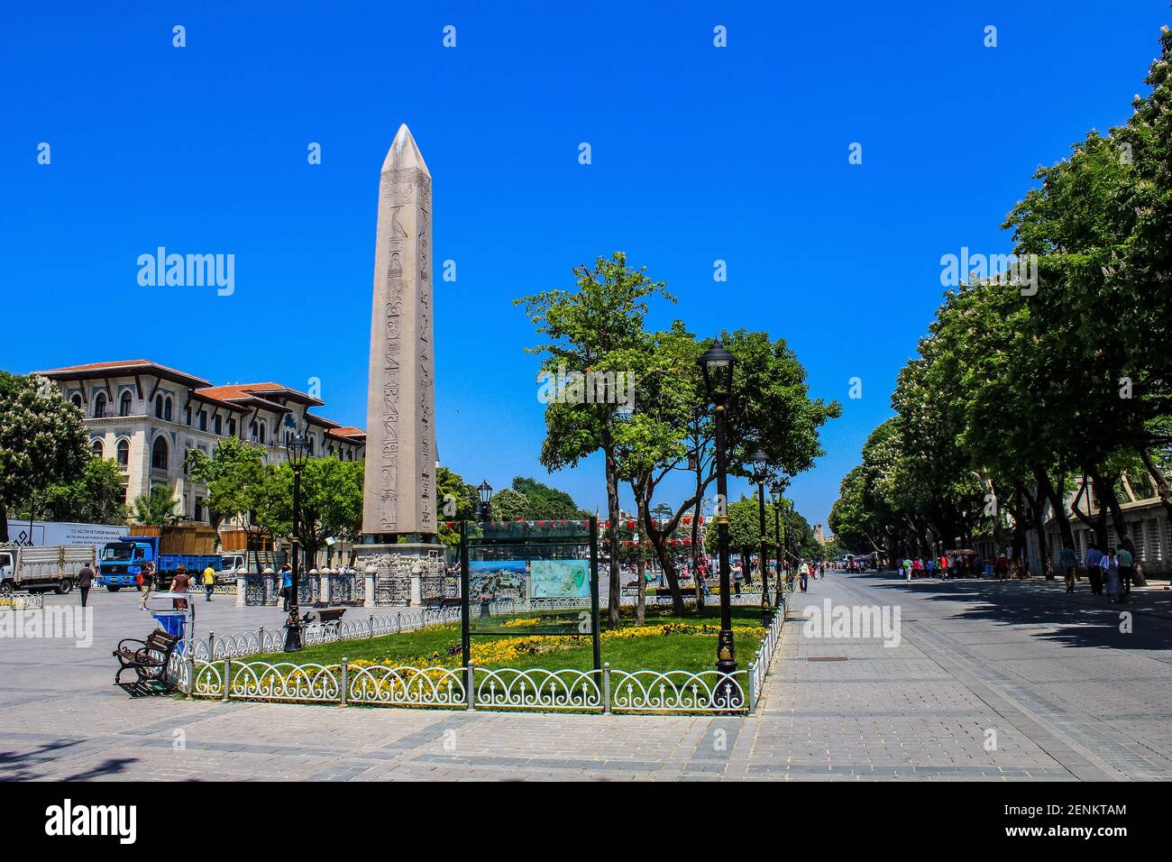 Istanbul, Türkei - 16. Mai 2013: Blick auf den Obelisken des Theodosius bei der Blauen Moschee an einem sonnigen Tag Stockfoto