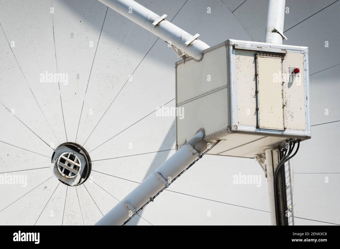 Das Chilbolton Advanced Meteorological Radar (CAMMA), das größte vollständig steuerbare Meteorologradar der Welt, am FAC für Wissenschaft und Technologie Stockfoto