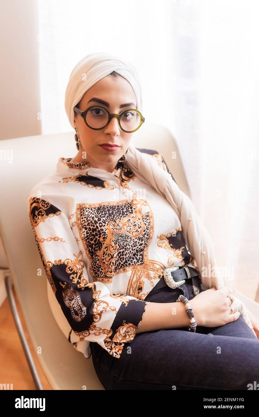 Portrait der stilvollen Frau trägt Hijab und Stockfoto
