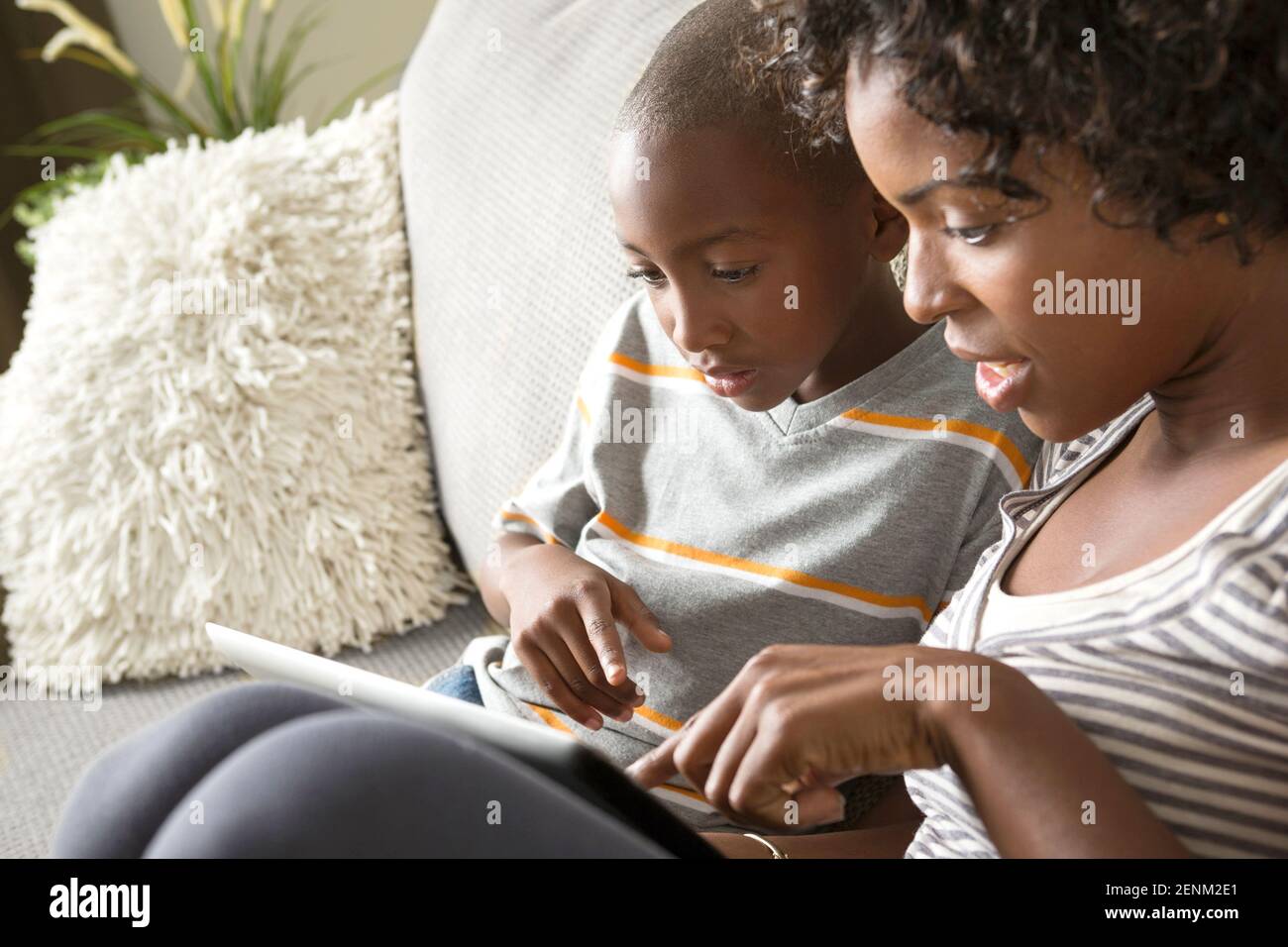 Mutter und Sohn mit digital-Tablette Stockfoto