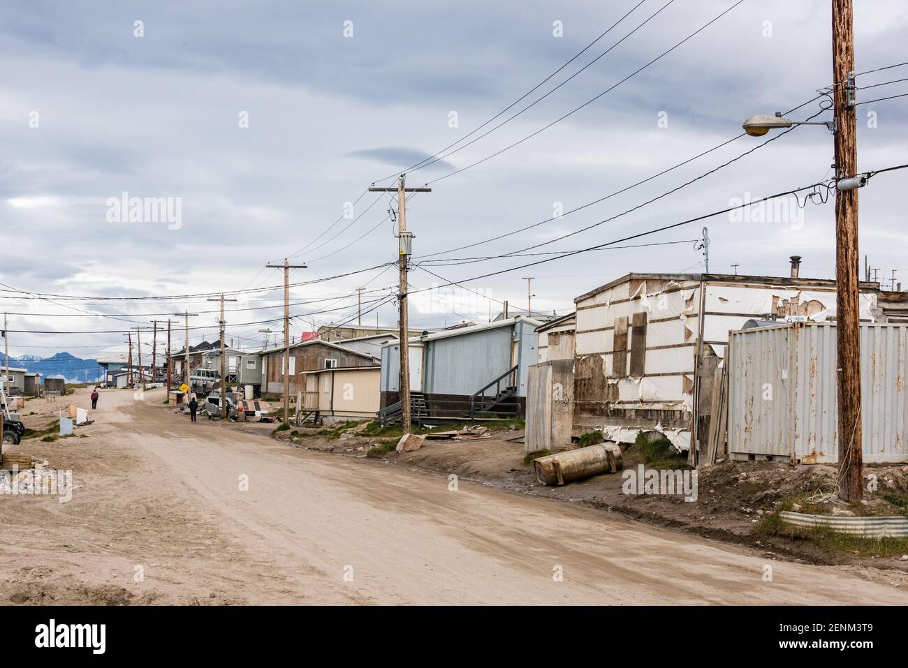 Holzhäuser auf einer Straße in Pond Inlet, Mittimalakit, Nunavut, Baffin Island Stockfoto