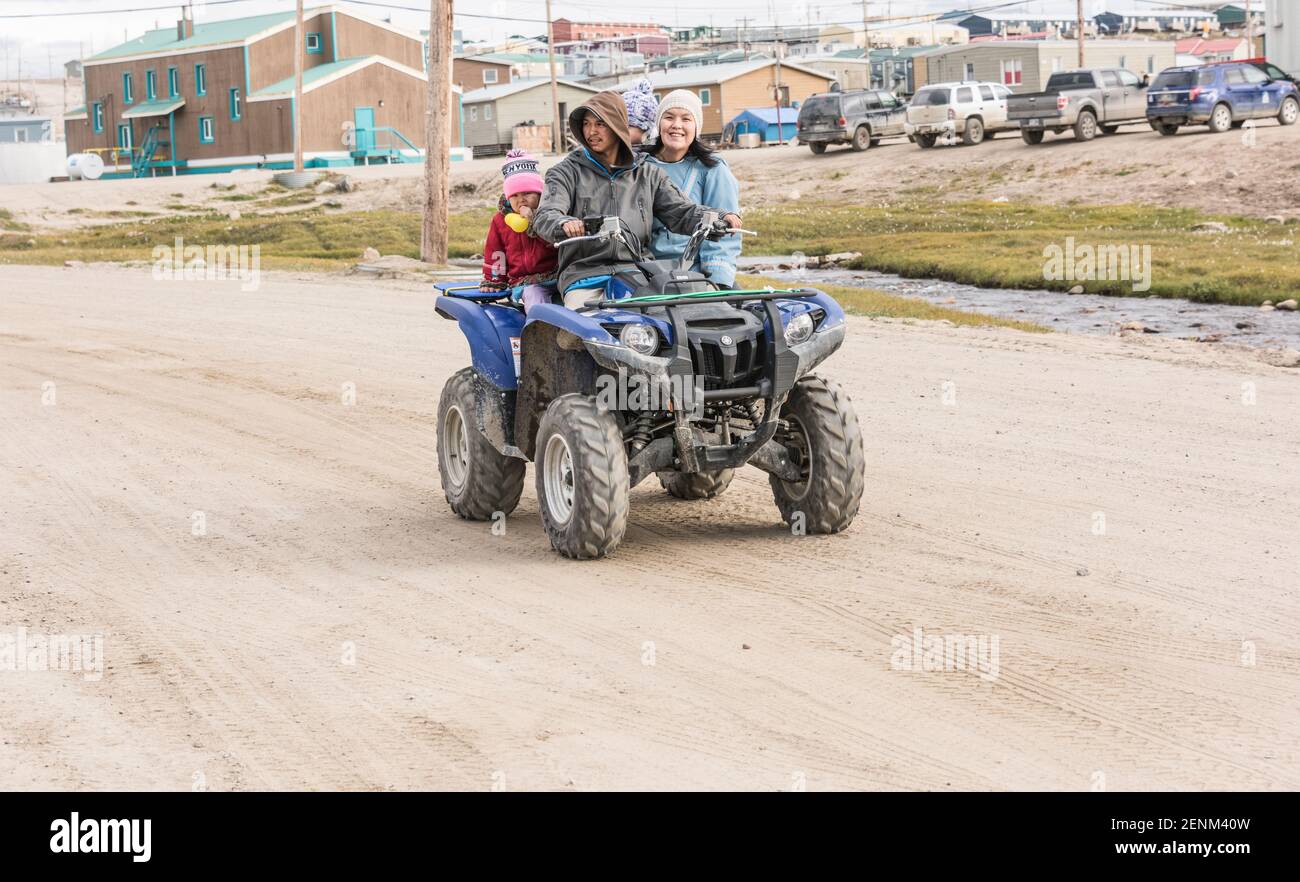Familie auf dem Quad in Pond Inlet, Mittimalakit, Nunavut, Baffin Island Stockfoto