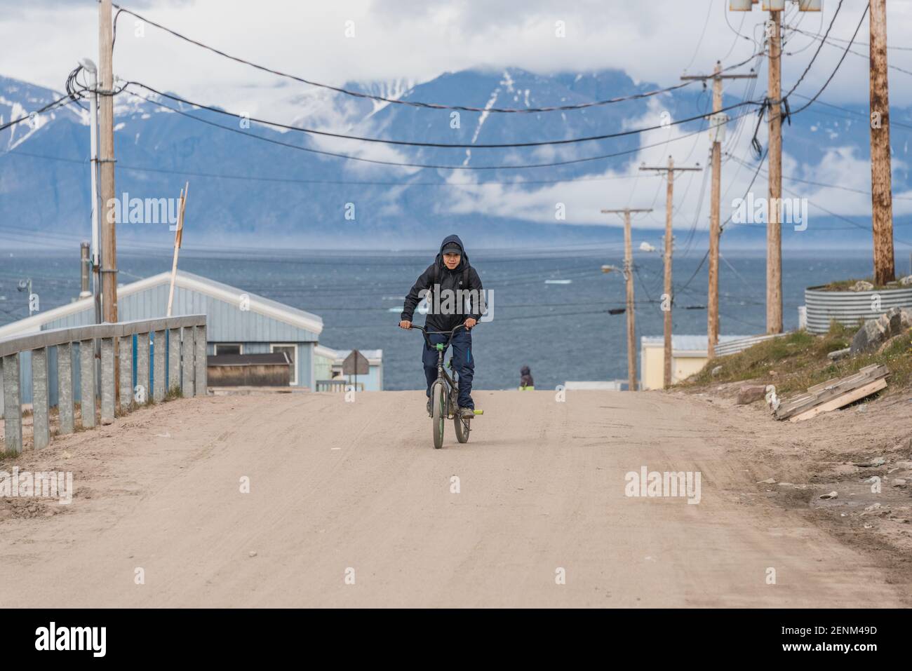Radfahrer am Pond Inlet, Mittimalakit, Nunavut, Baffin Island Stockfoto