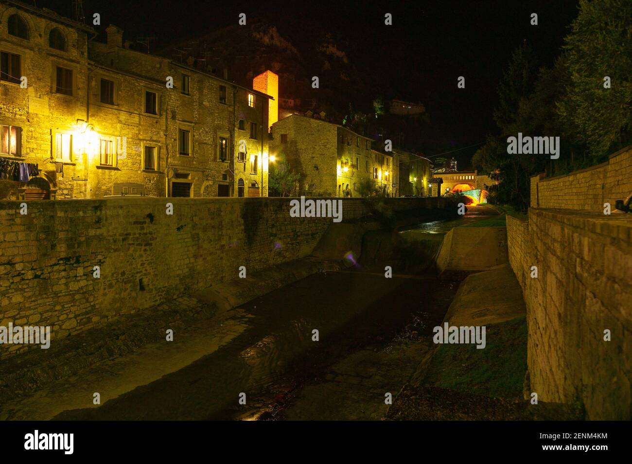 Blick auf eine Gasse in Gubbio bei Nacht. Perugia Provinz, Umbrien, Italien, Europa Stockfoto