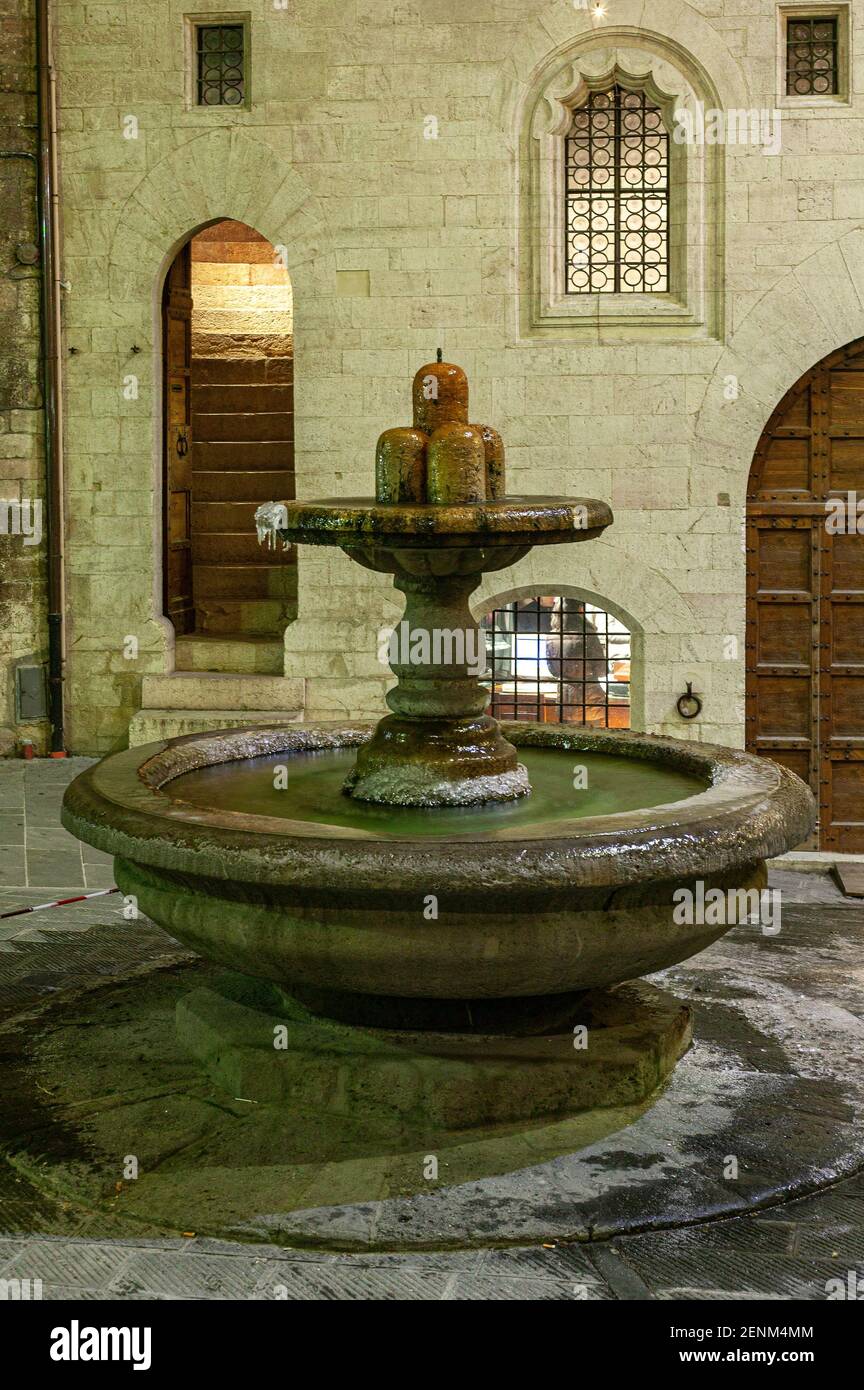 Der Bargello-Brunnen befindet sich vor dem gleichnamigen Palast im Zentrum von Gubbio und ist auch als Fontana dei Matti bekannt. Stockfoto