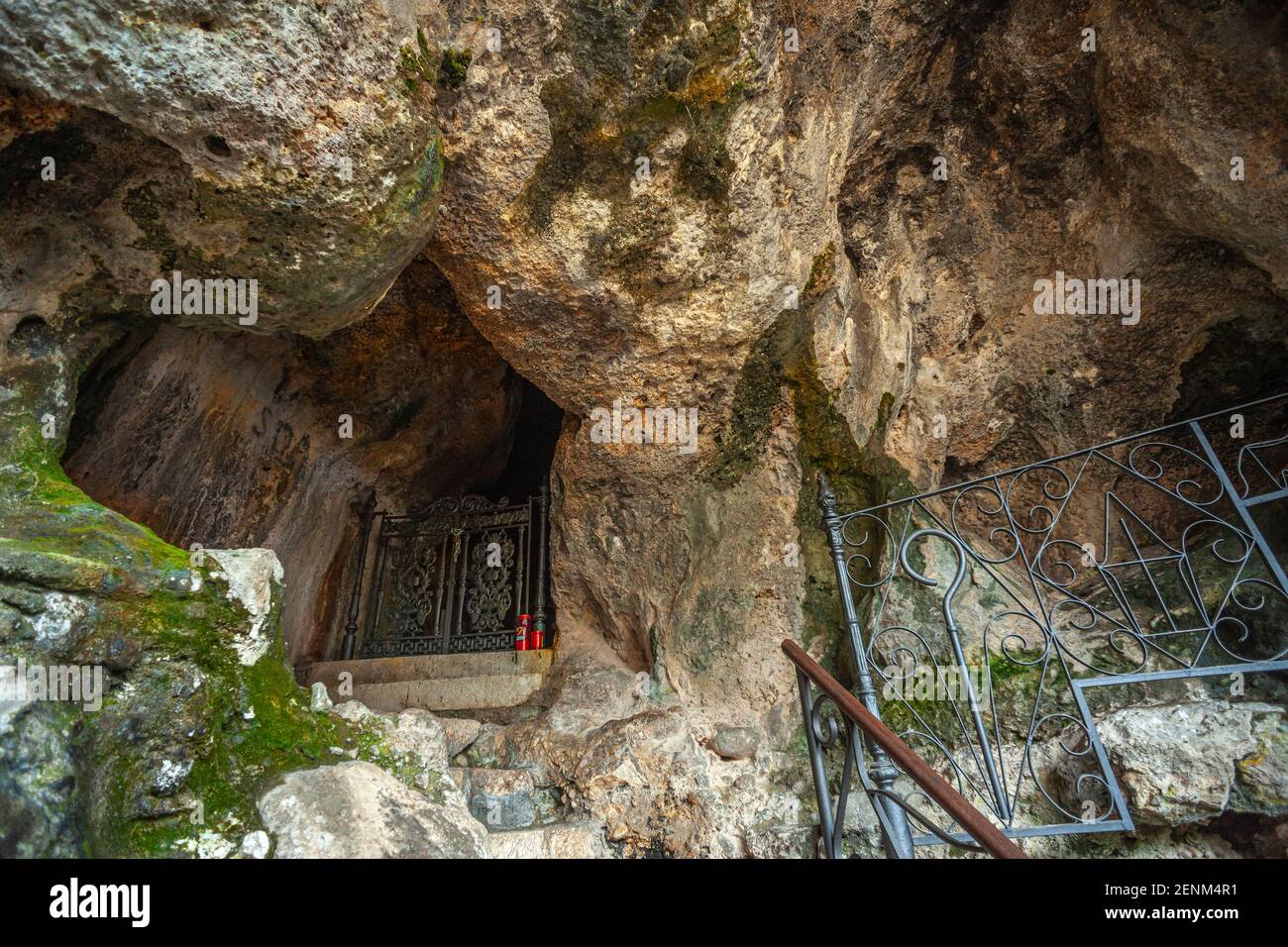 Hermitage in einer Höhle, Einsiedelei von San Domenico in den Abruzzen. Provinz L'Aquila, Abruzzen, Italien, europa Stockfoto