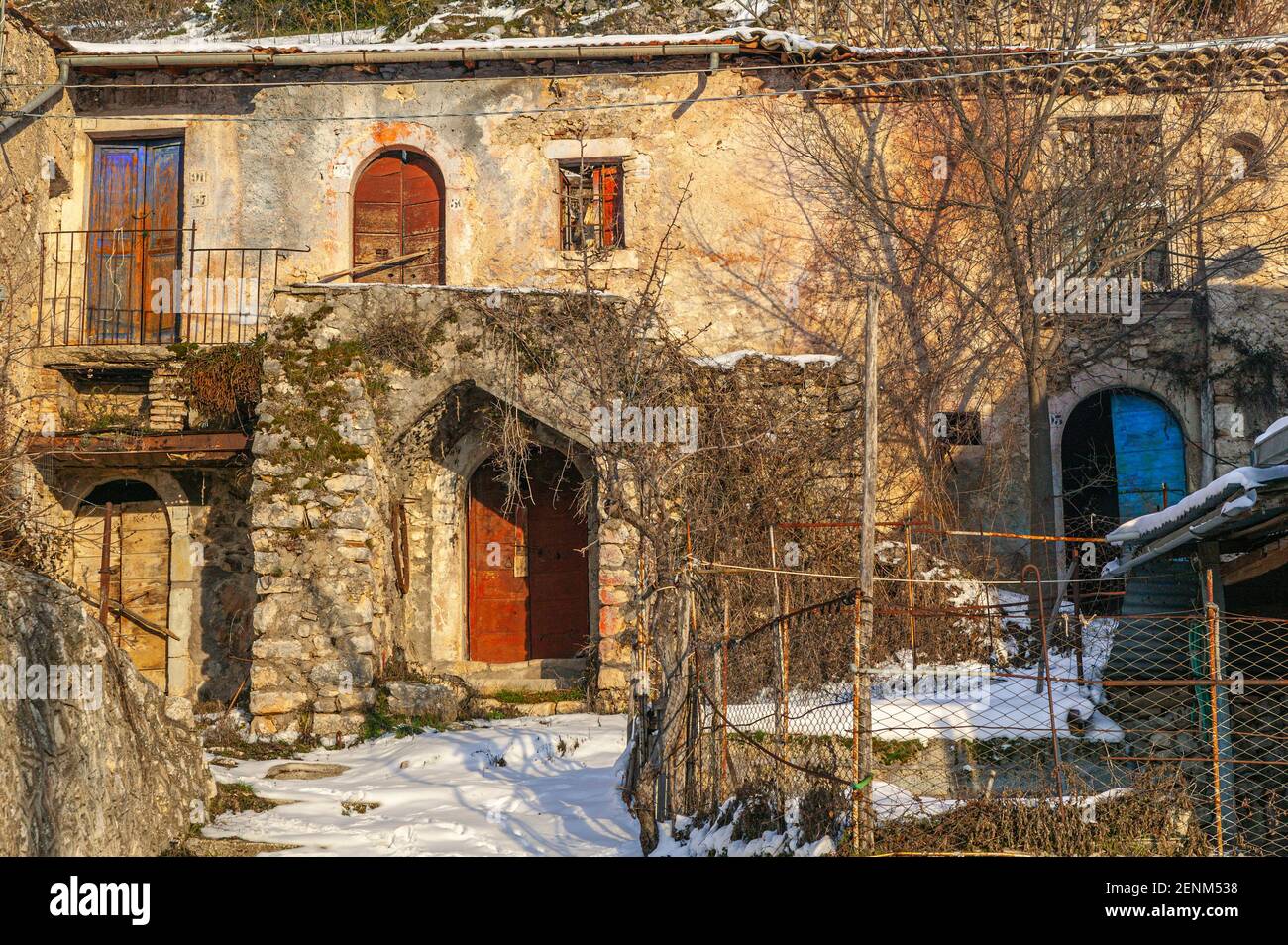 Verlassene und zerstörte Steinhaus. Lecce nei Marsi, Provinz L'Aquila, Abruzzen, Italien, Europa Stockfoto